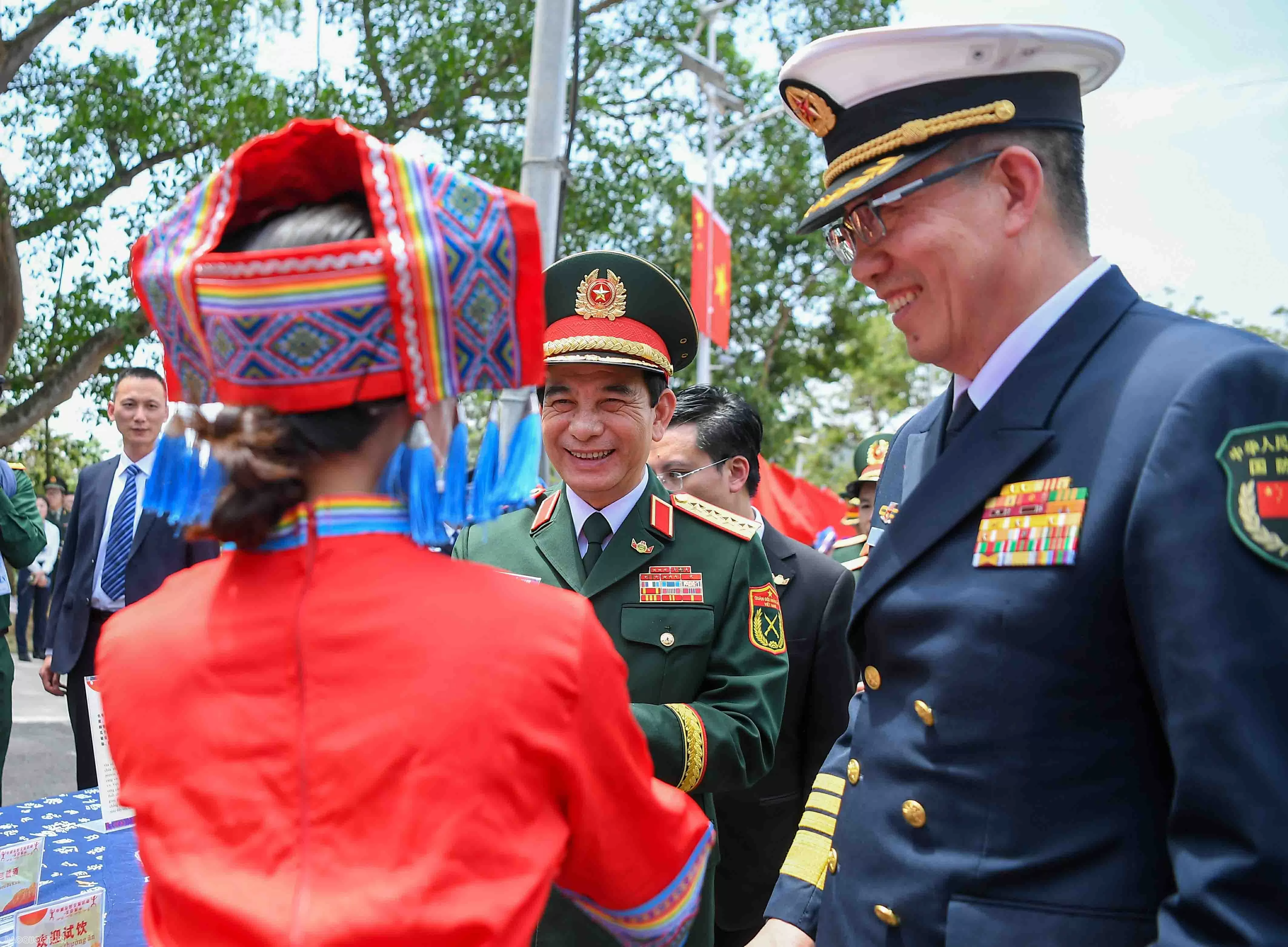 Bộ trưởng Phan Văn Giang và Bộ trưởng Đổng Quân thăm Trường Tiểu học số 4