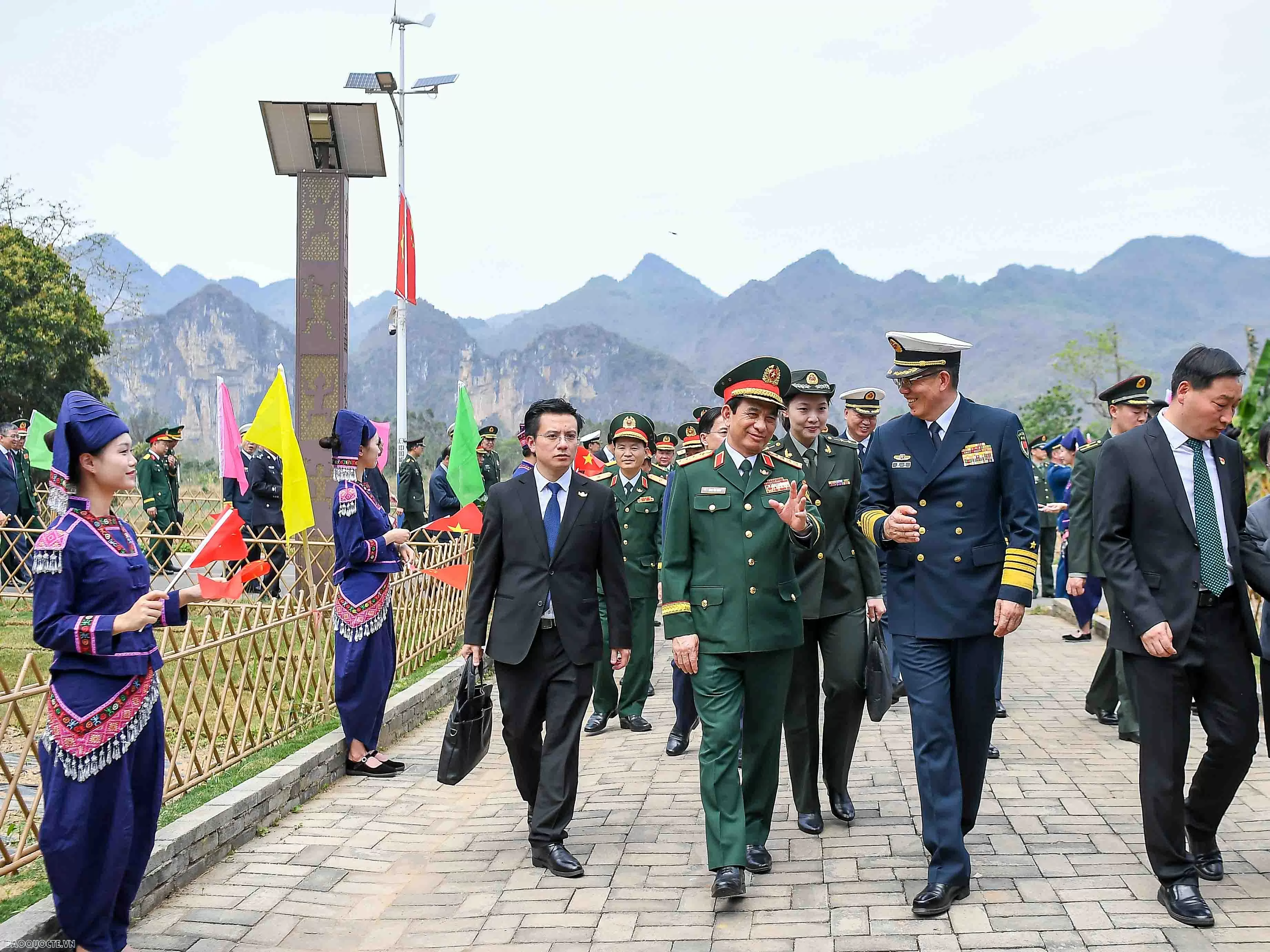 Bộ trưởng Phan Văn Giang và Bộ trưởng Đổng Quân thăm Trường Tiểu học số 4