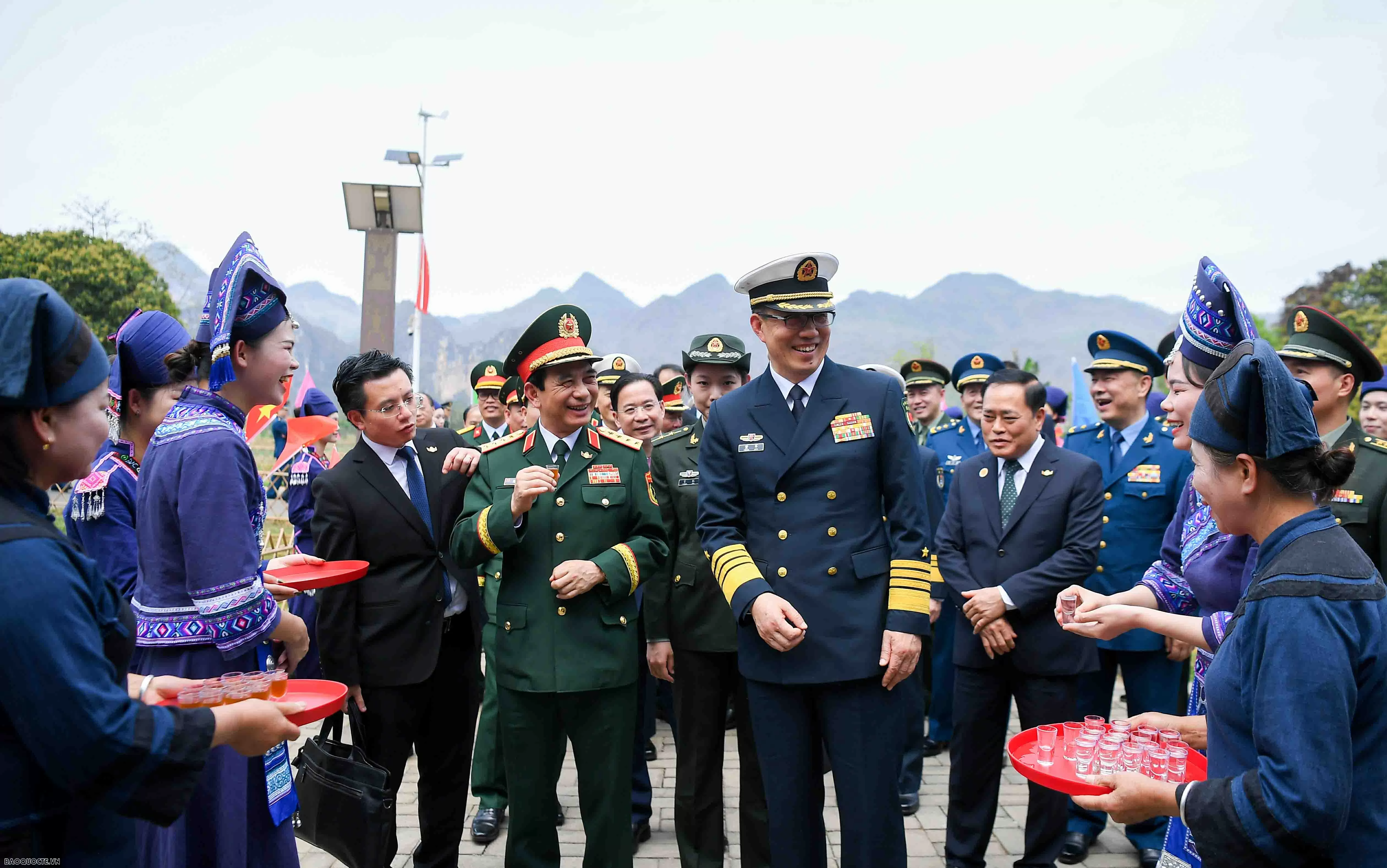 Bộ trưởng Quốc phòng Việt Nam và Trung Quốc cùng giã bánh dày, chơi nhạc cụ truyền thống