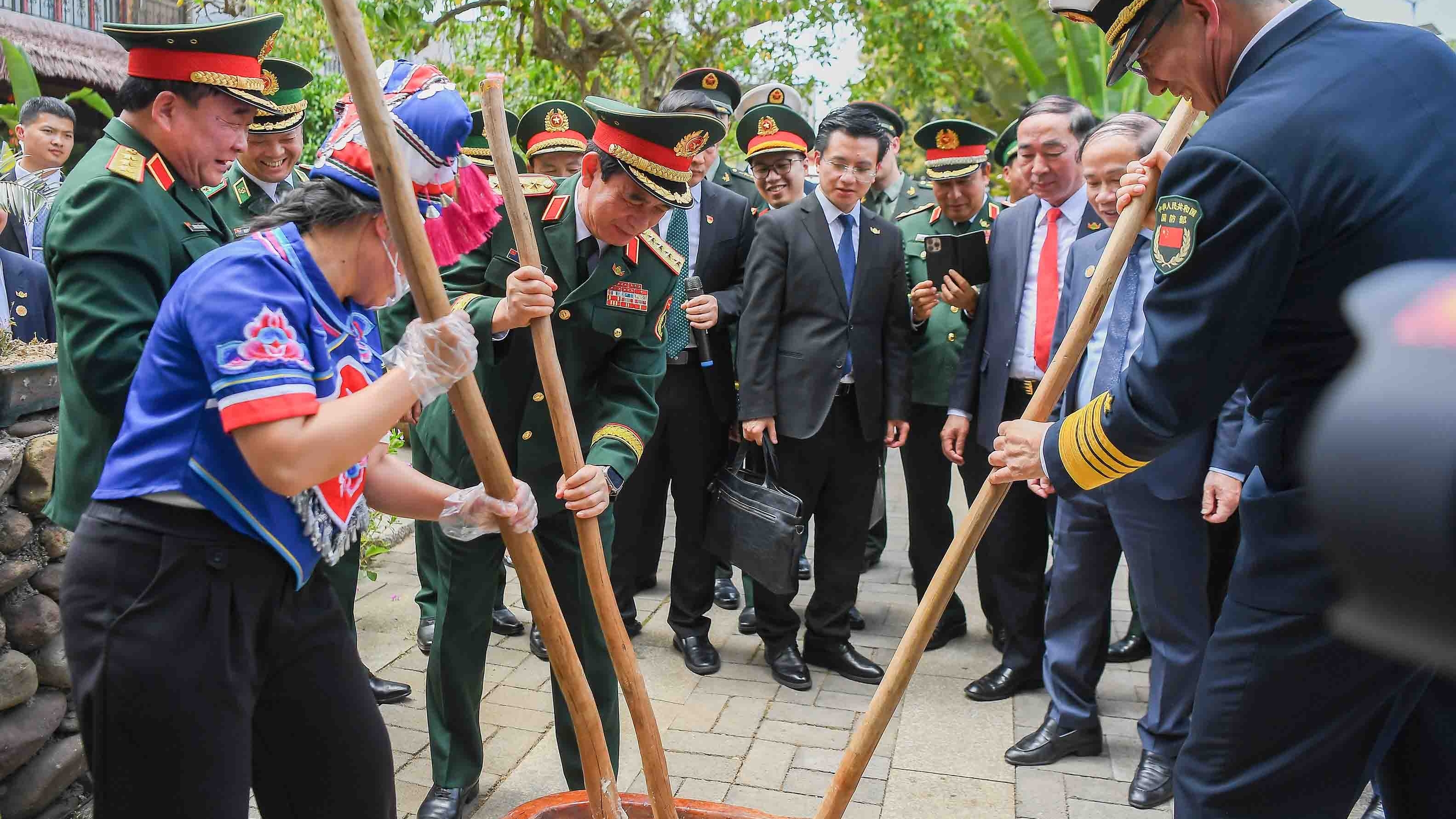 Bộ trưởng Quốc phòng Việt Nam và Trung Quốc cùng giã bánh dày, chơi nhạc cụ truyền thống