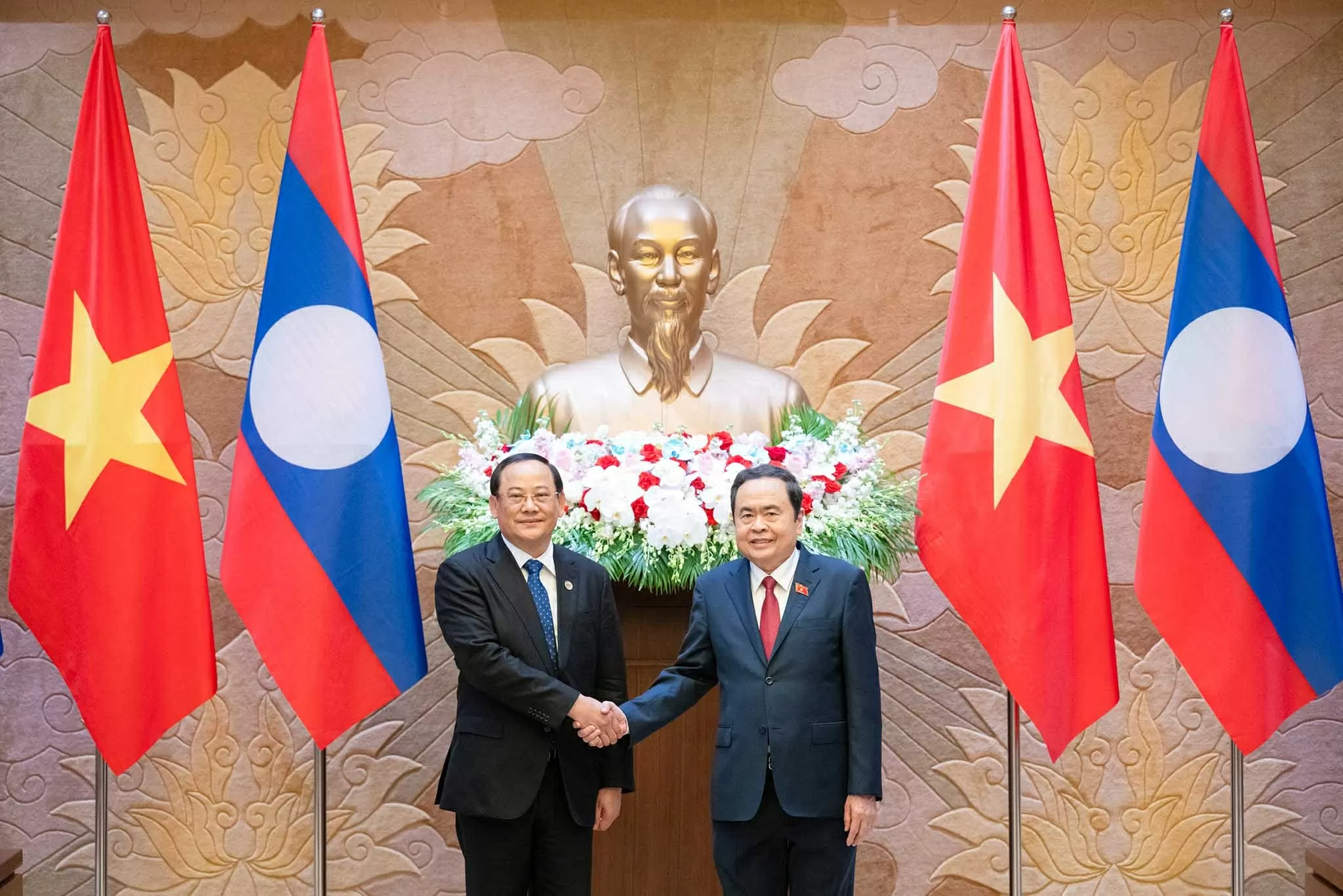 Quan hệ Việt Nam-Lào tiếp tục phát triển toàn diện trên tất cả các lĩnh vực Quan hệ Việt Nam-Lào tiếp tục phát triển toàn diện trên tất cả các lĩnh vực