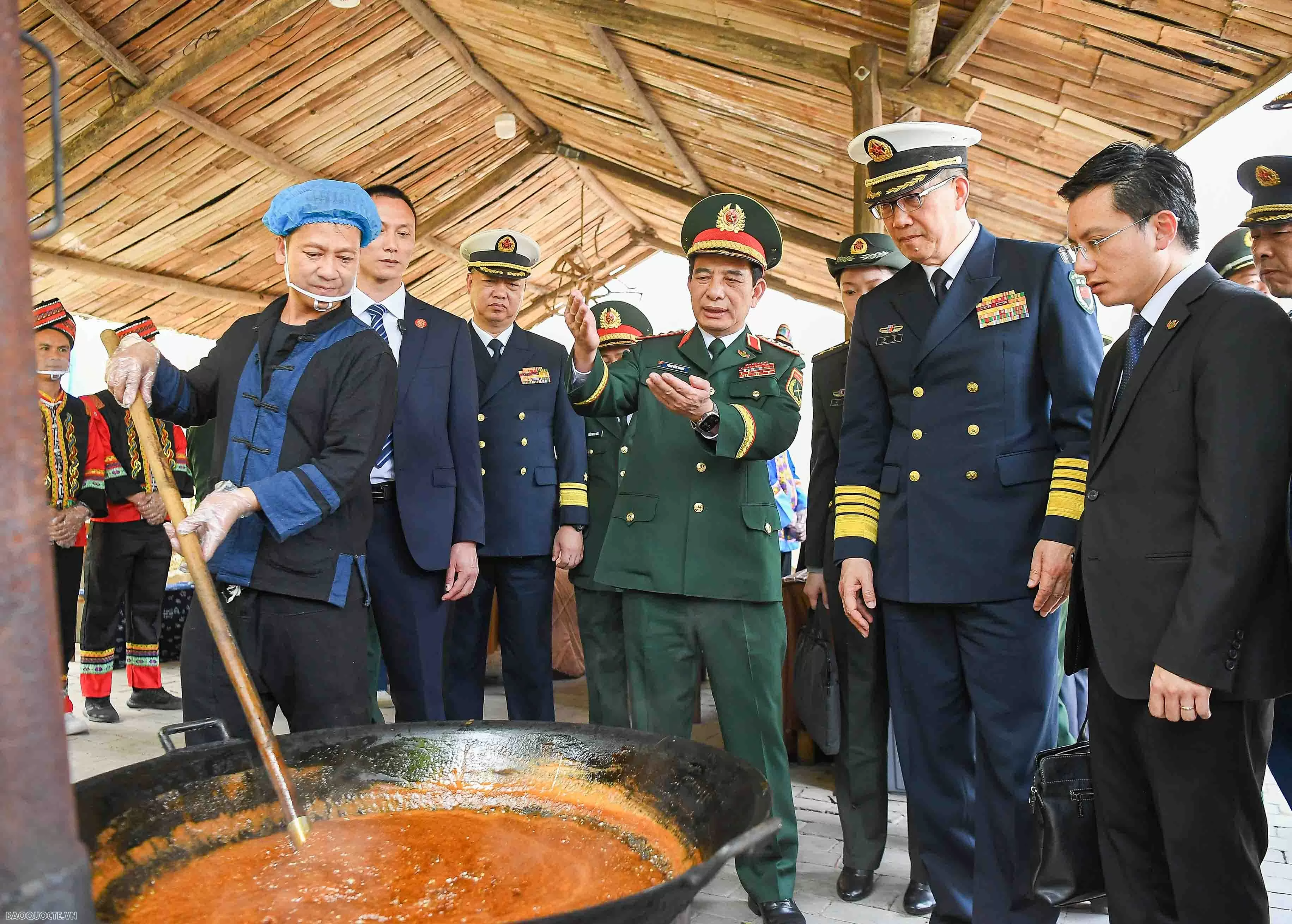 Bộ trưởng Quốc phòng Việt Nam và Trung Quốc cùng giã bánh dày, chơi nhạc cụ truyền thống