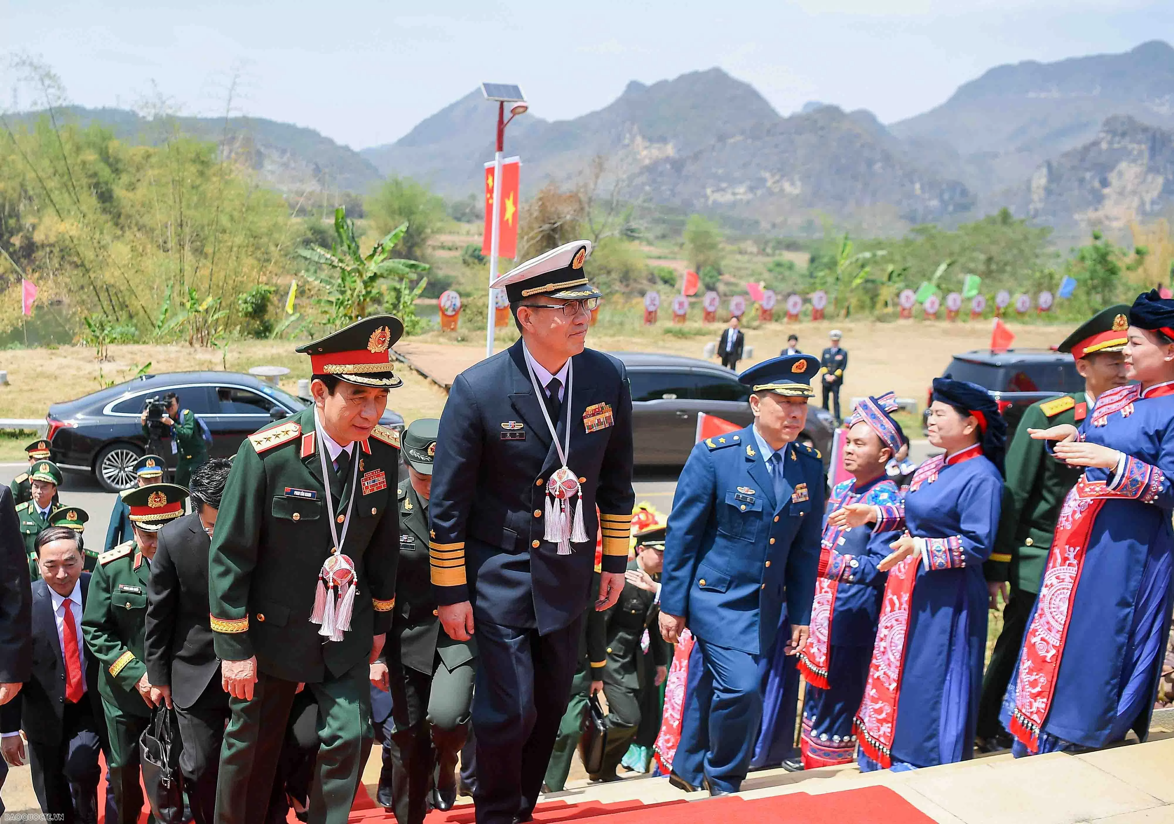 Bộ trưởng Quốc phòng Việt Nam và Trung Quốc cùng giã bánh dày, chơi nhạc cụ truyền thống