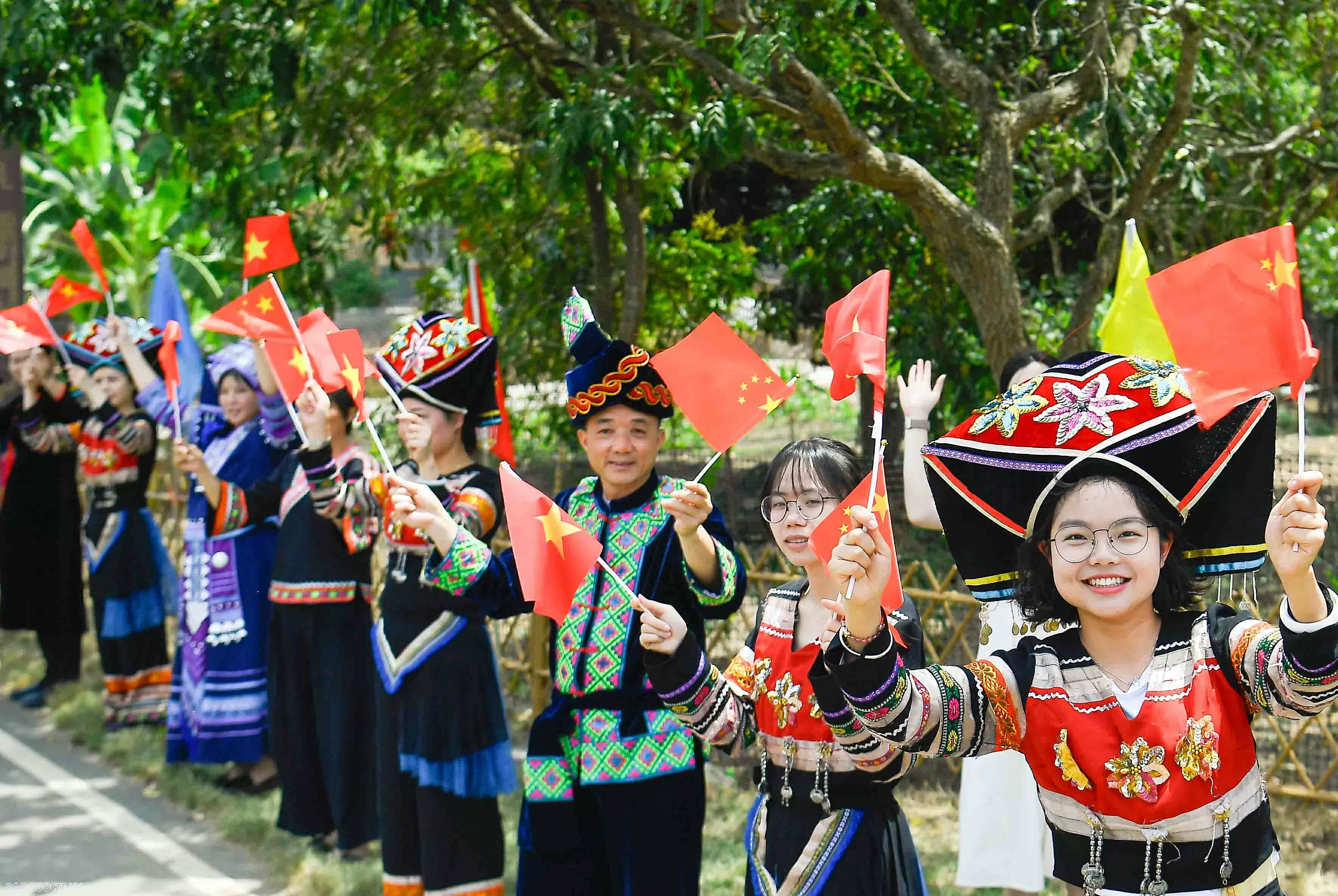 Bộ trưởng Quốc phòng Việt Nam và Trung Quốc cùng giã bánh dày, chơi nhạc cụ truyền thống