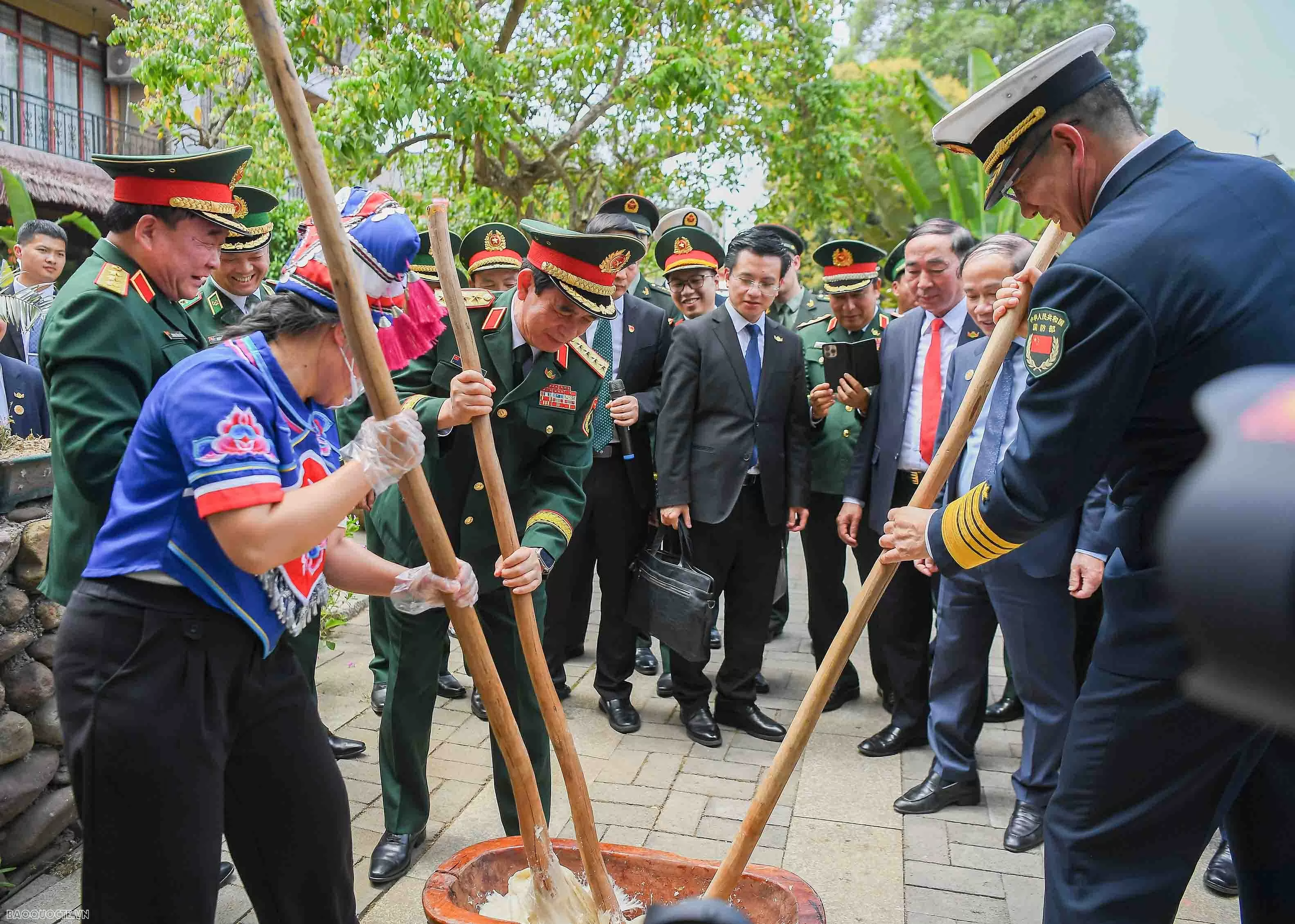 Bộ trưởng Quốc phòng Việt Nam và Trung Quốc cùng giã bánh dày, chơi nhạc cụ truyền thống