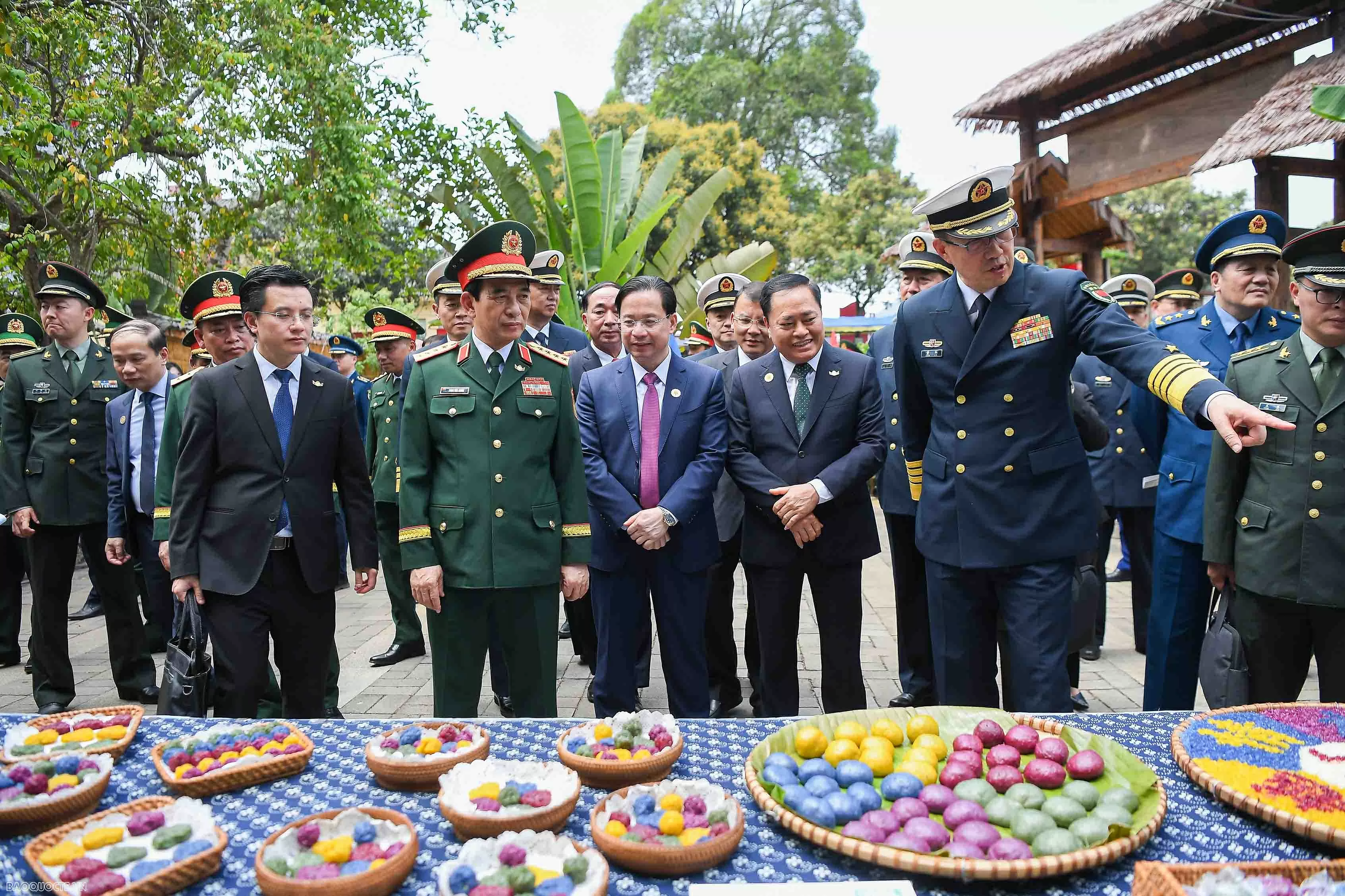 Bộ trưởng Quốc phòng Việt Nam và Trung Quốc cùng giã bánh dày, chơi nhạc cụ truyền thống