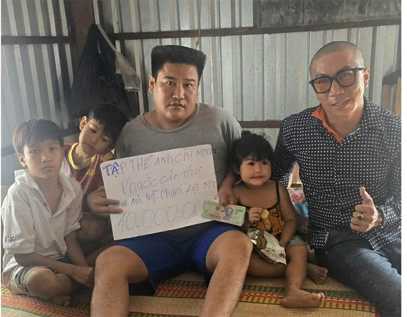 Anh Phước (ngoài cùng bên phải) luôn tìm đến giúp đỡ những mảnh đời khó khăn Anh Phước (ngoài cùng bên phải) luôn tìm đến giúp đỡ những mảnh đời khó khăn