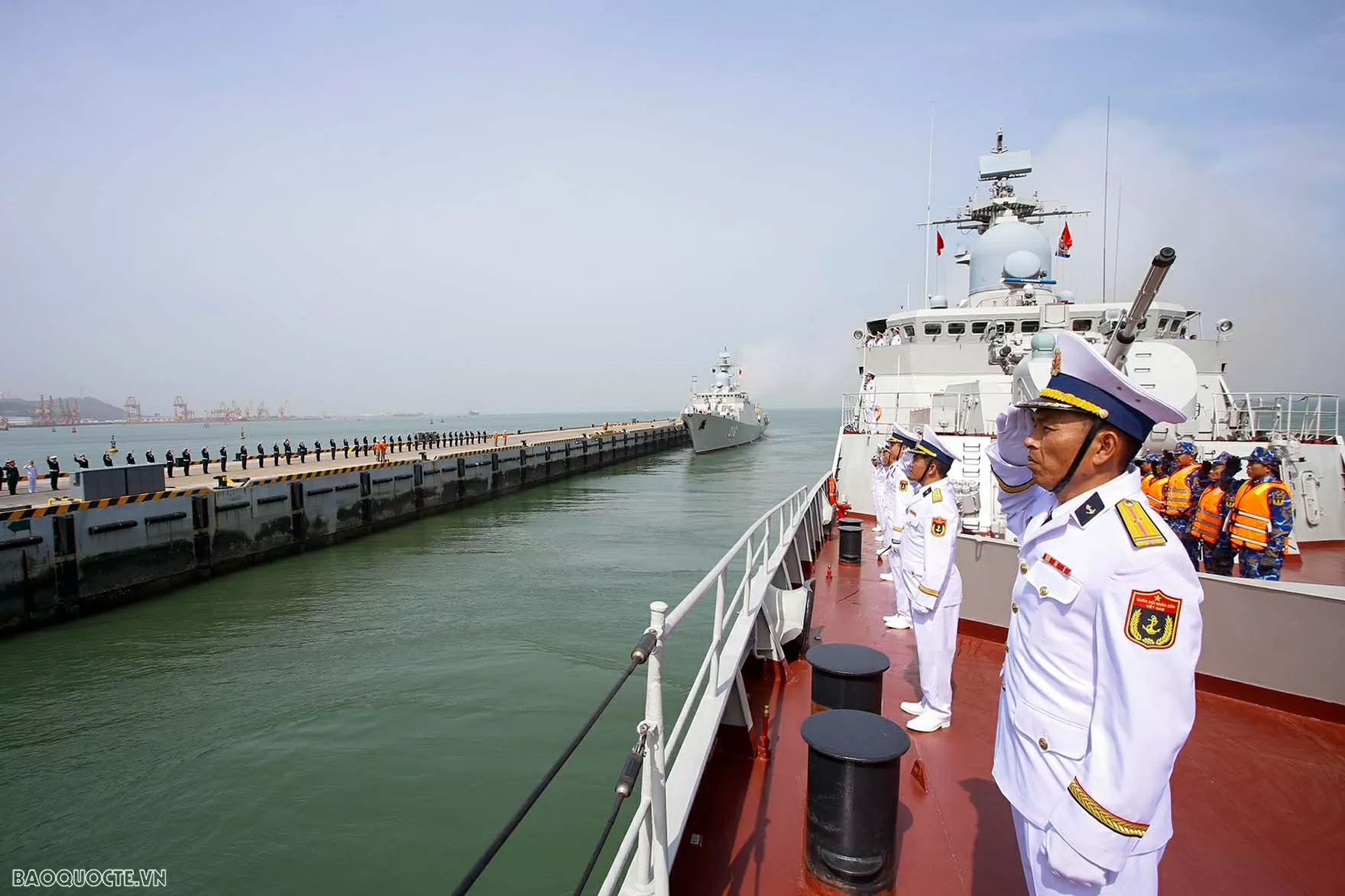 Biên đội Tàu 015, 016 rời Quân cảng Bắc Hải. (Ảnh: Vùng 4 Hải quân cung cấp)