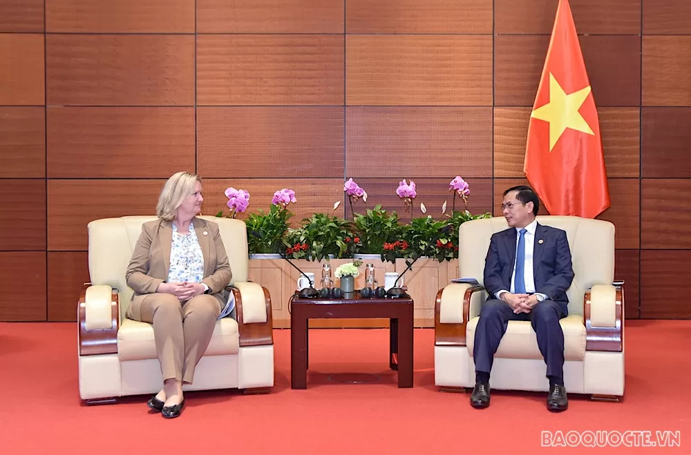 undefined Quốc vụ khanh Ngoại giao Đan Mạch Lina Hansen nhận định Đan Mạch luôn coi trọng hợp tác với Việt Nam, đánh giá cao việc Việt Nam đăng cai tổ chức thành công Hội nghị Thượng đỉnh P4G đồng thời là điểm sáng trong khu vực về thu hút đầu tư xanh trong đó có đầu tư của Đan Mạch.