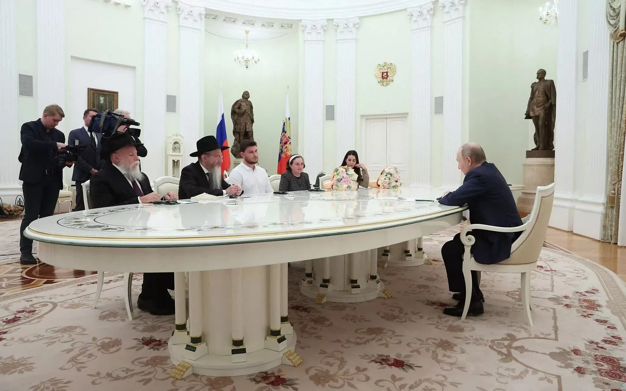 Tổng thống Vladimir Putin gặp gỡ các con tin được trả tự do tại Điện Kremlin ngày 16/4. (Sofia Sandurskaya/Pool/AFP) Tổng thống Vladimir Putin gặp gỡ các con tin được trả tự do tại Điện Kremlin ngày 16/4. (Sofia Sandurskaya/Pool/AFP)