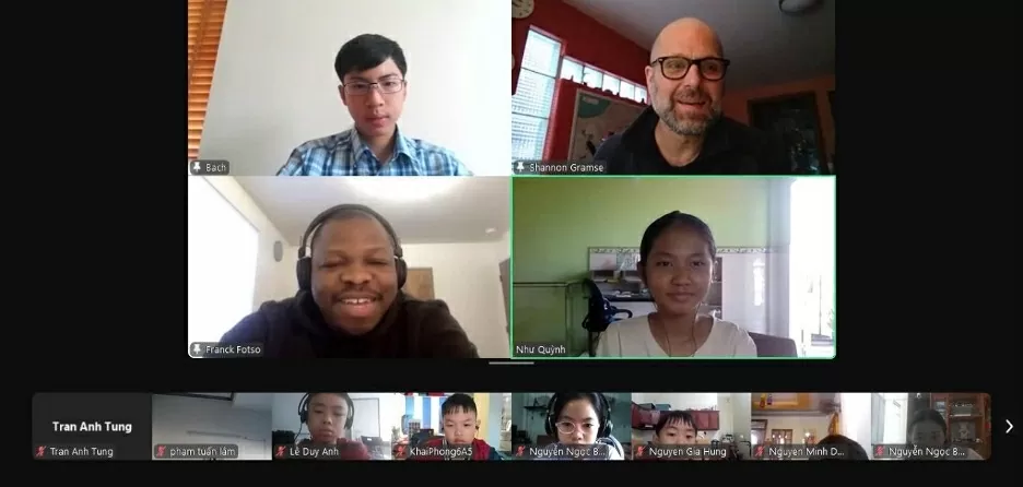 Việt Bách chủ trì buổi giao lưu trực tuyến “hát triển cá nhân và học tập suốt đời” với Phó Giáo sư Shannon Gramse và sinh viên Đại học Alaska Anchorage (Mỹ), cùng các em học sinh từ NNTT Đức Phổ, Quảng Ngãi.