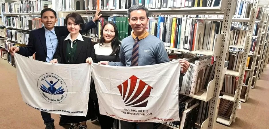 Ông Nguyễn Anh Tuấn, nhà sáng lập NNTT và đồng sáng lập Tủ sách Nhân ái cùng lãnh đạo 2 chương trình chụp ảnh cùng Tường Anh tại thư viện Đại học Wesleyan. Ông Nguyễn Anh Tuấn, nhà sáng lập NNTT và đồng sáng lập Tủ sách Nhân ái cùng lãnh đạo 2 chương trình chụp ảnh cùng Tường Anh tại thư viện Đại học Wesleyan.