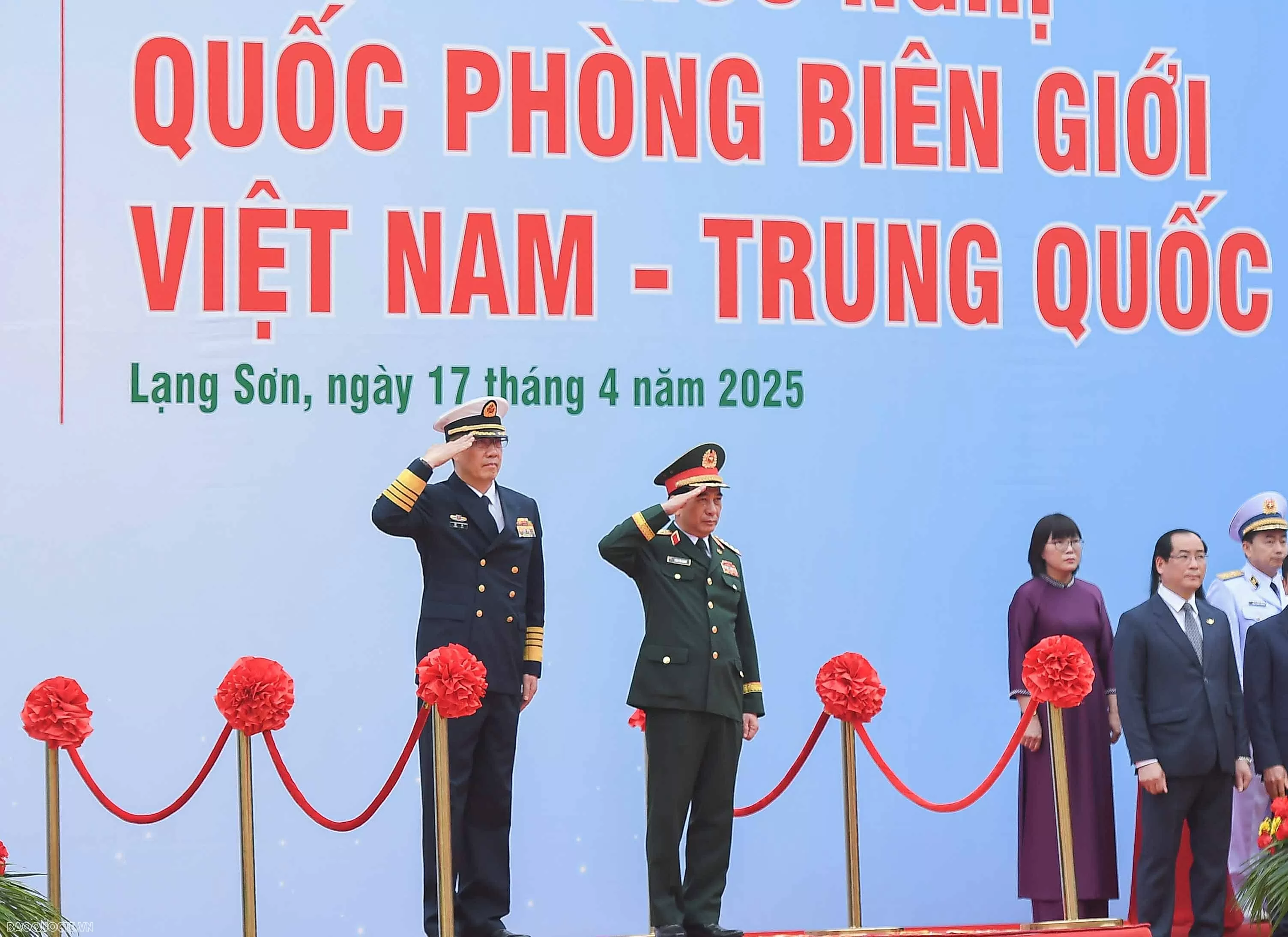 Bộ trưởng Quốc phòng Việt Nam và Trung Quốc trồng cây tại biên giới hai nước