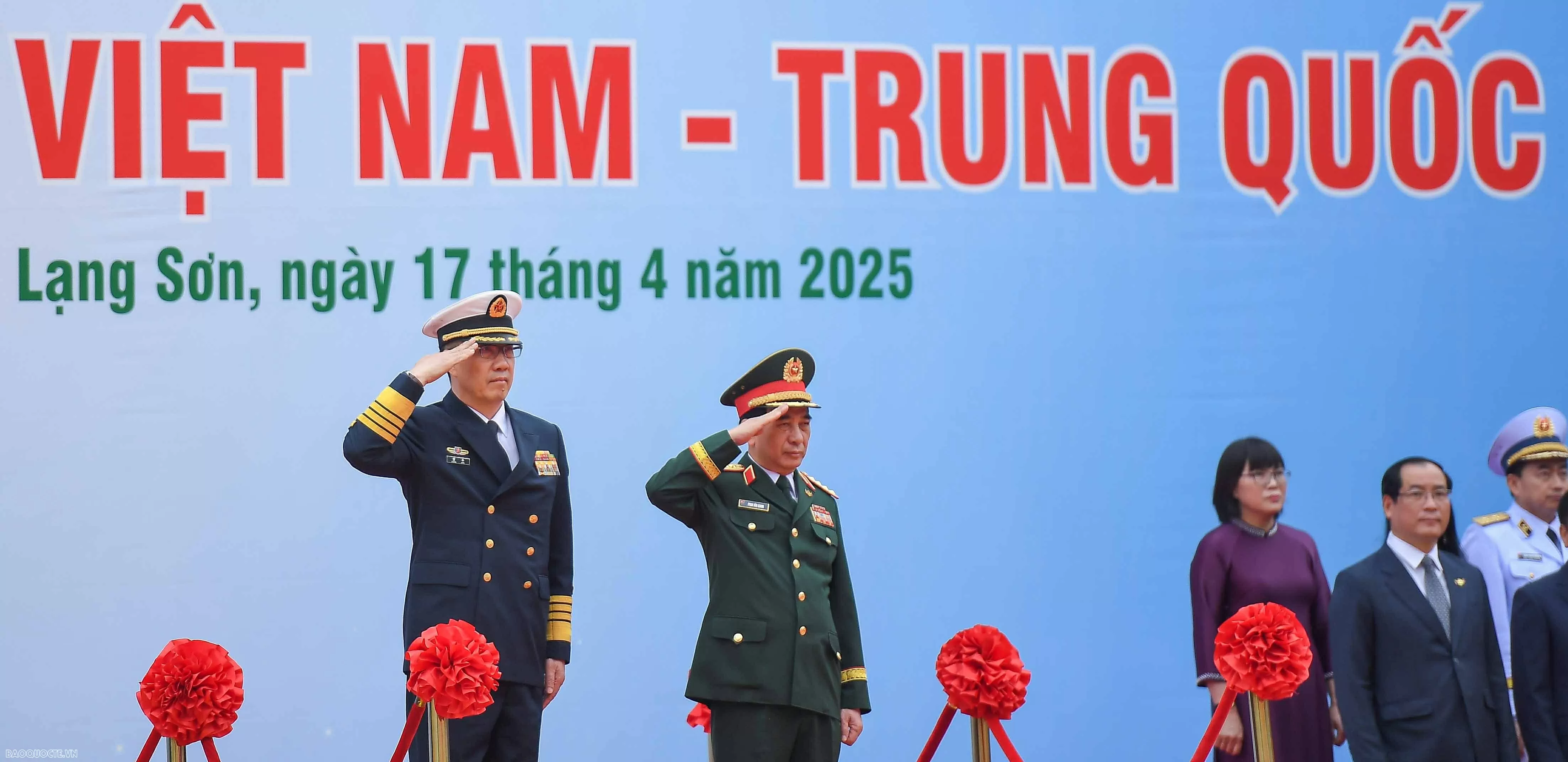 Bộ trưởng Quốc phòng Việt Nam và Trung Quốc trồng cây tại biên giới hai nước