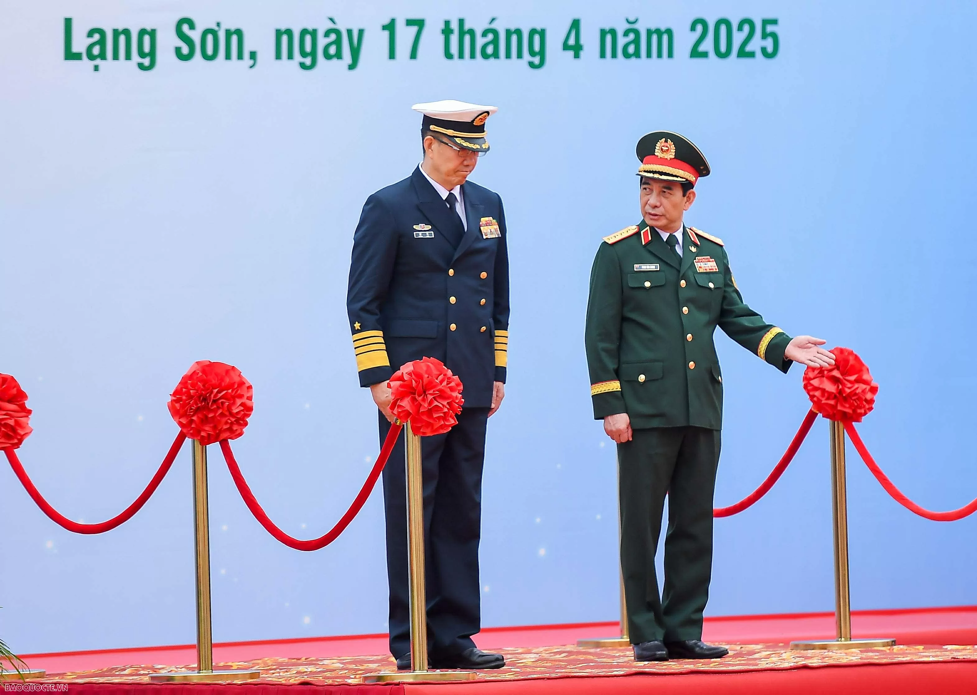 Bộ trưởng Quốc phòng Việt Nam và Trung Quốc trồng cây tại biên giới hai nước