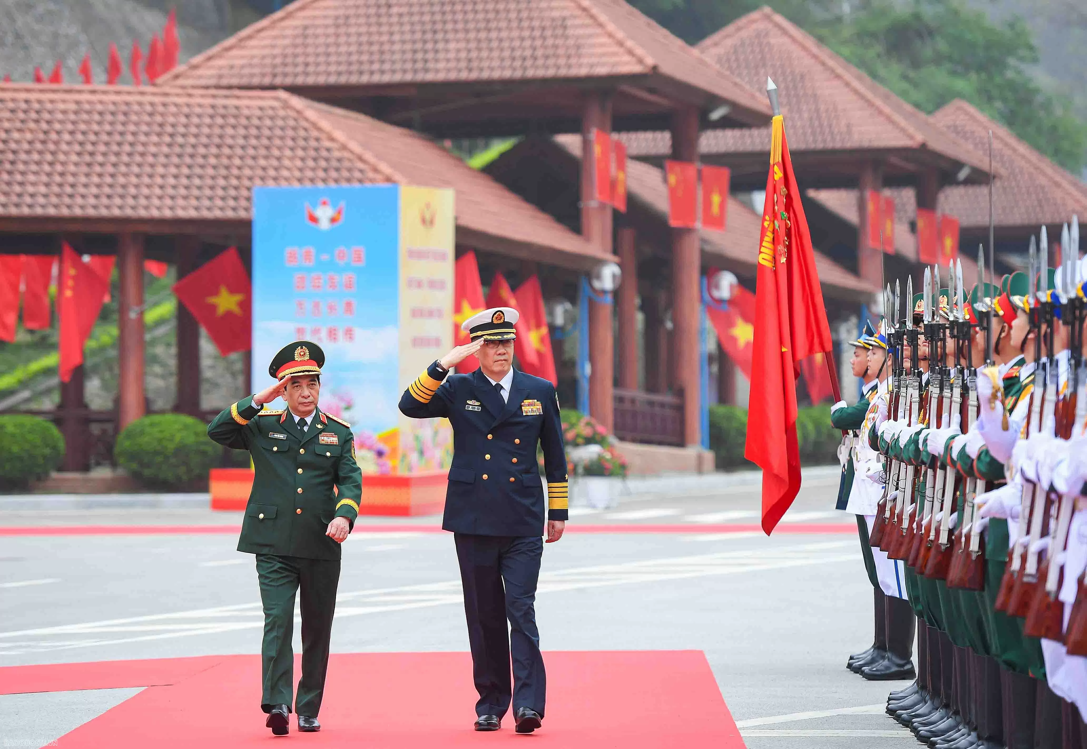 Bộ trưởng Quốc phòng Việt Nam và Trung Quốc trồng cây tại biên giới hai nước