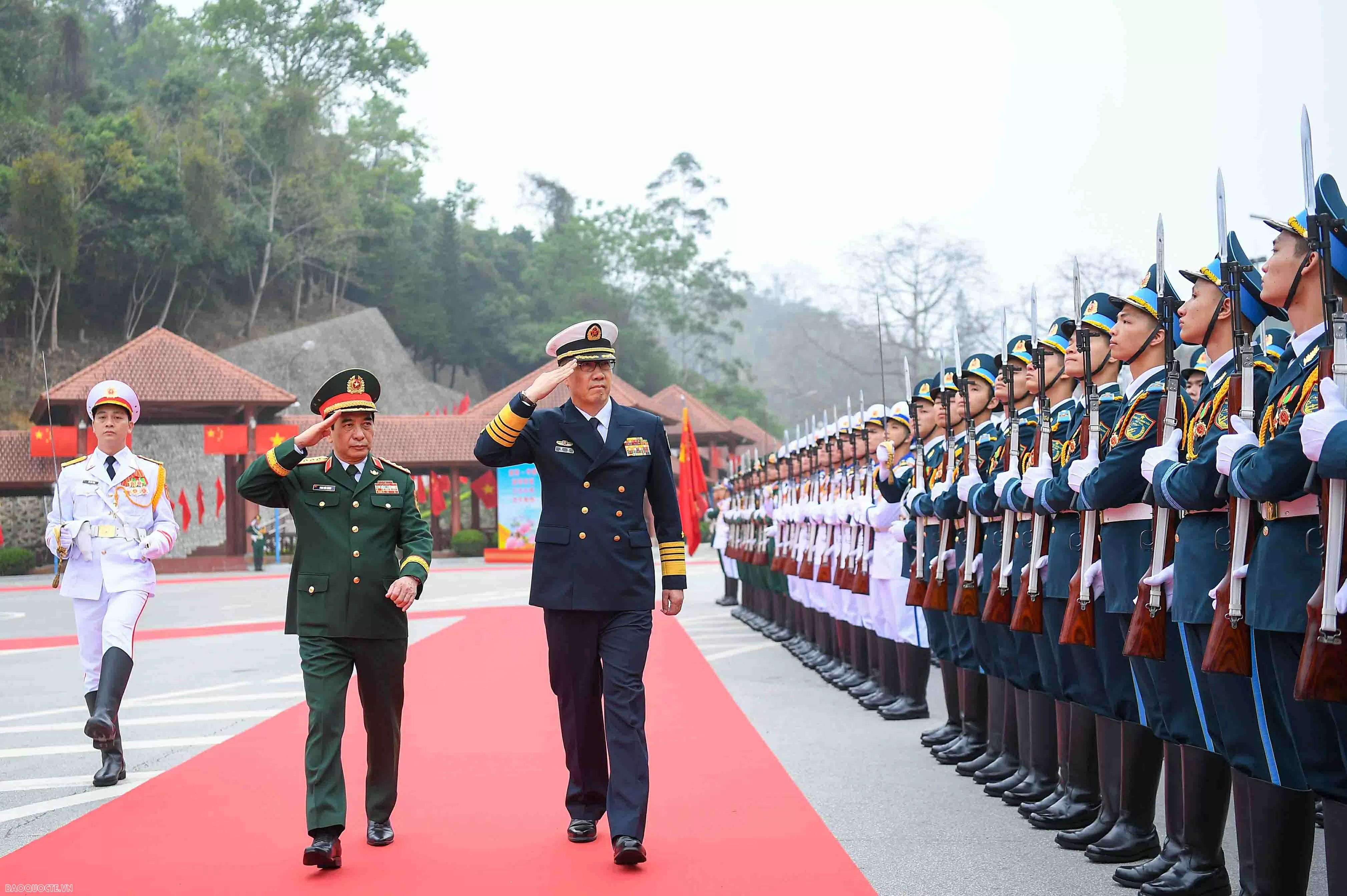 Bộ trưởng Quốc phòng Việt Nam và Trung Quốc trồng cây tại biên giới hai nước
