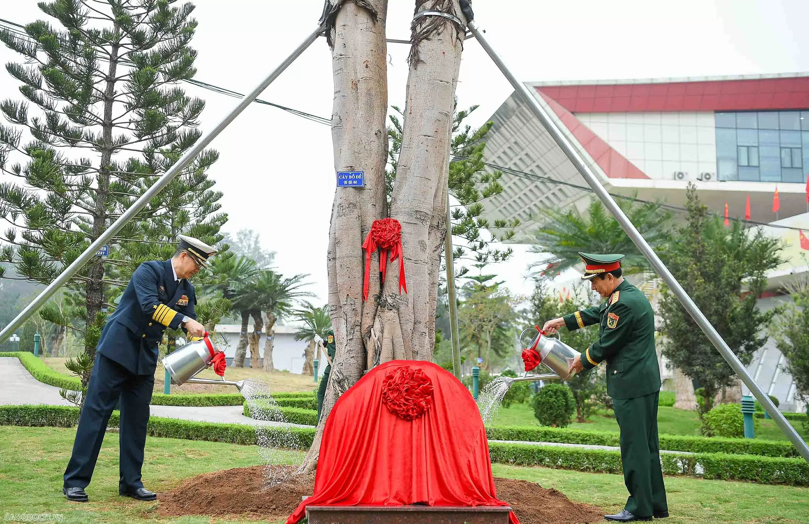 Bộ trưởng Quốc phòng Việt Nam và Trung Quốc trồng cây tại biên giới hai nước