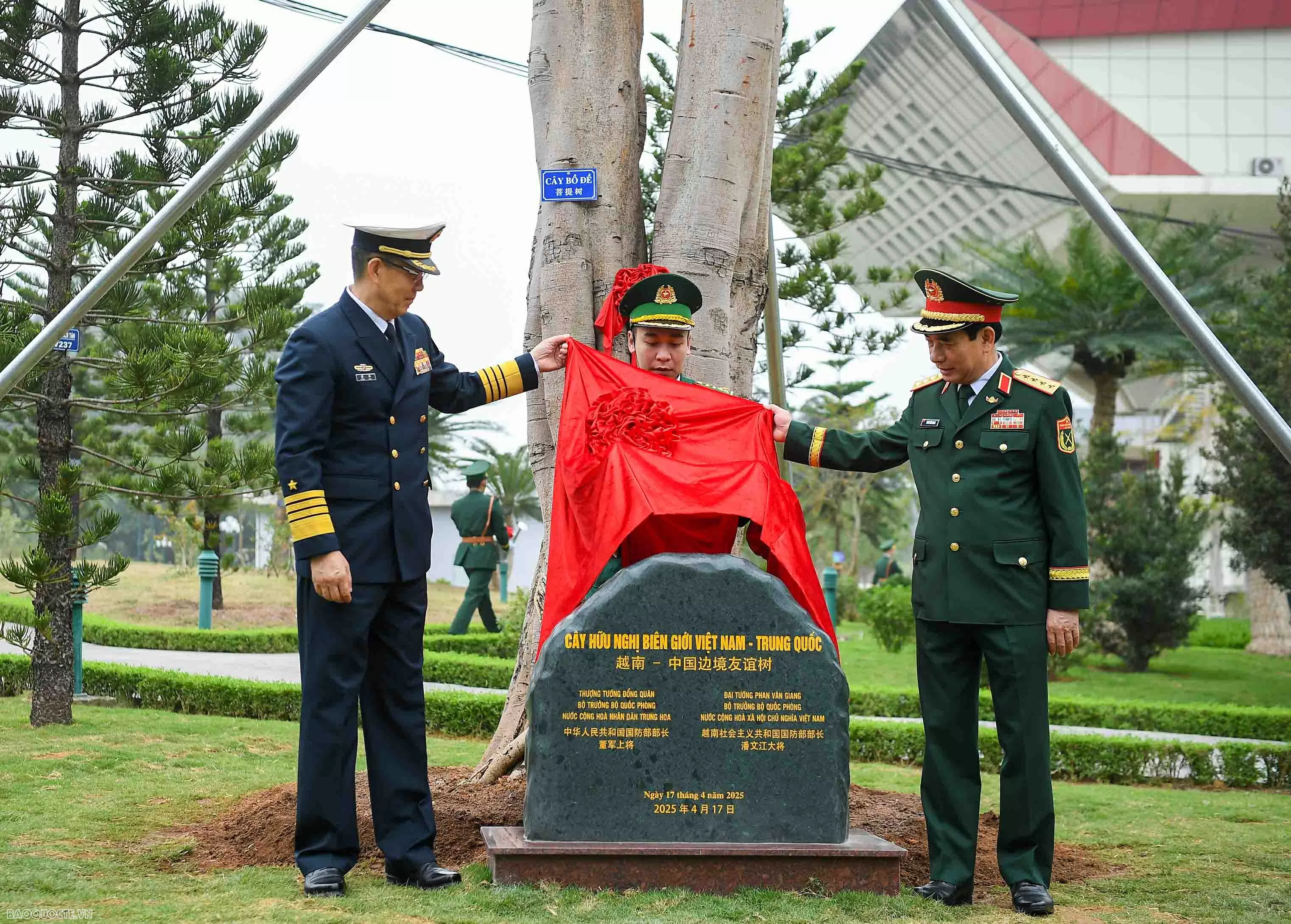 Bộ trưởng Quốc phòng Việt Nam và Trung Quốc trồng cây tại biên giới hai nước