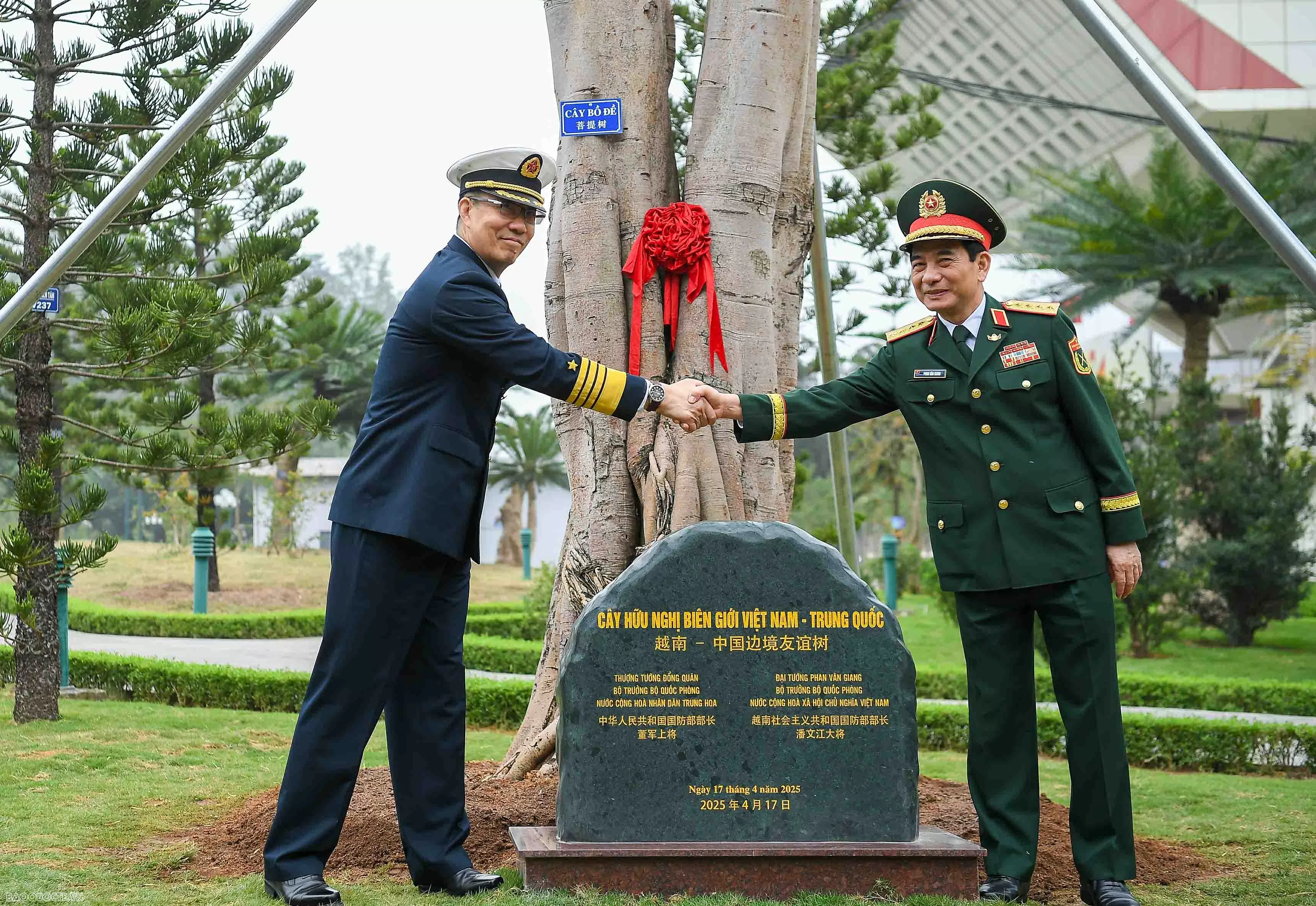 Bộ trưởng Quốc phòng Việt Nam và Trung Quốc trồng cây tại biên giới hai nước