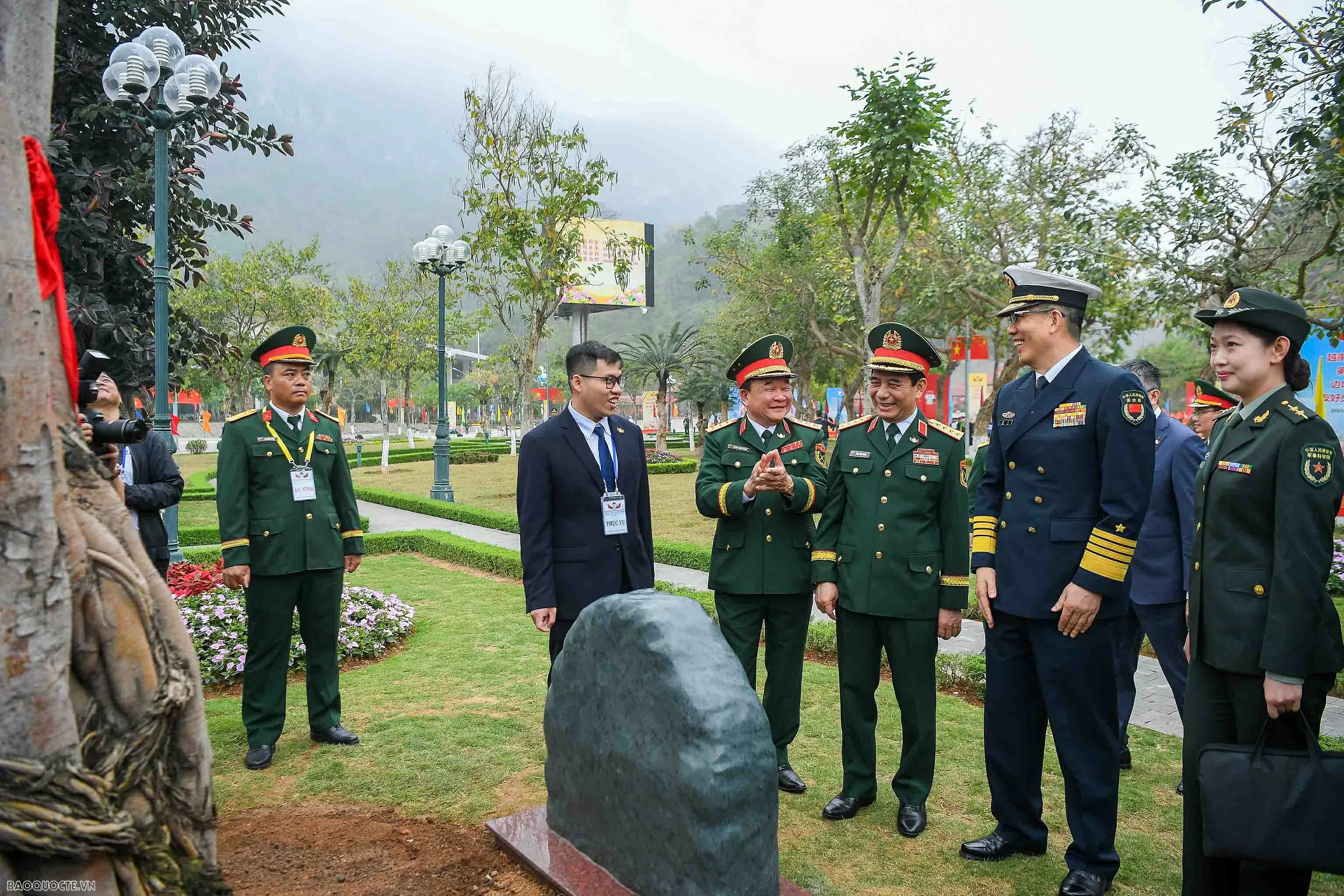 Bộ trưởng Quốc phòng Việt Nam và Trung Quốc trồng cây tại biên giới hai nước