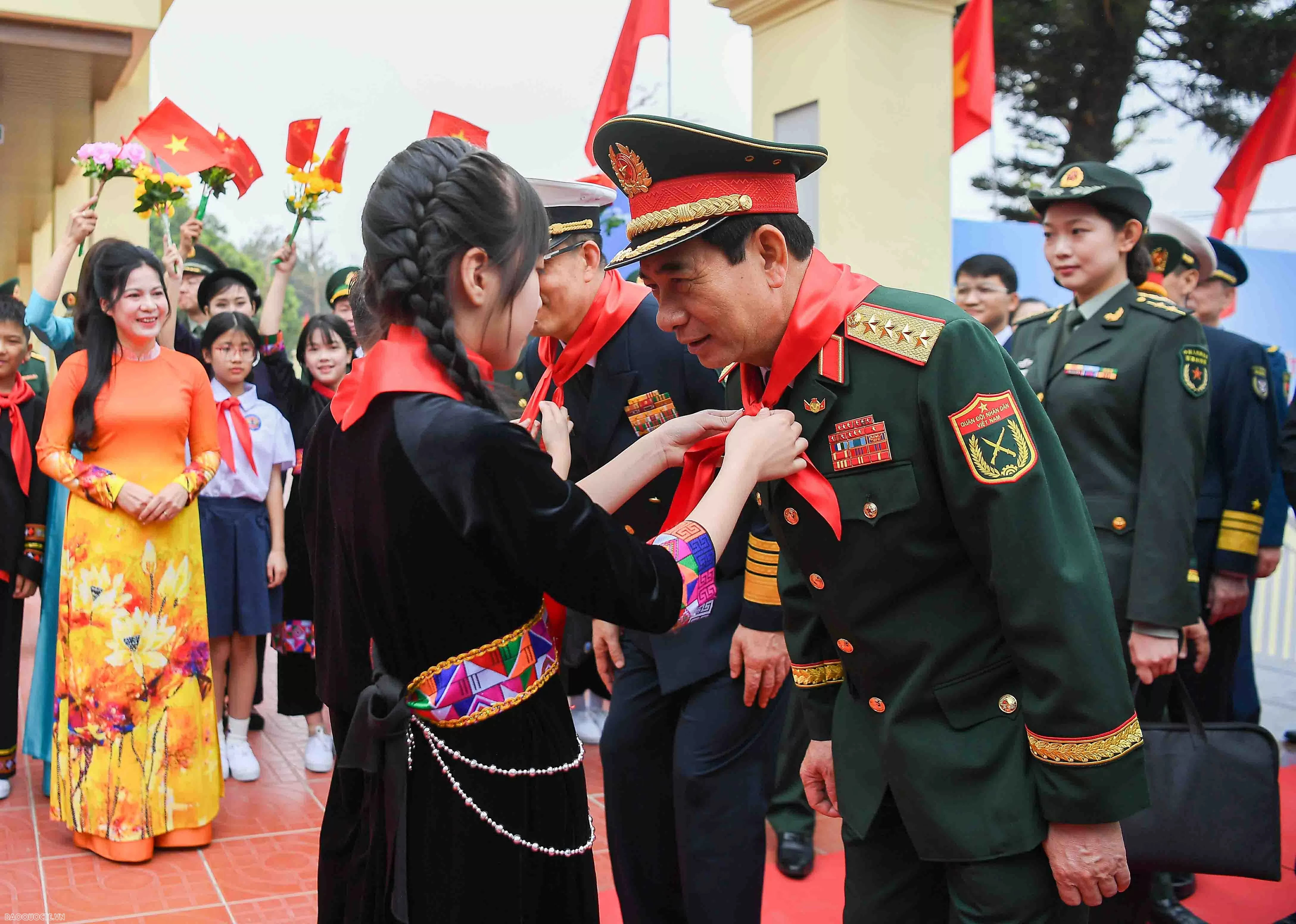 Tình cảm đặc biệt của thầy và trò trường Tiểu học Đồng Đăng dành cho hai Bộ trưởng Quốc phòng Việt Nam và Trung Quốc