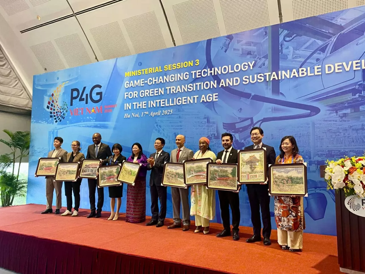 Các đại biểu chụp ảnh lưu niệm. (Ảnh: Xuân Sơn)