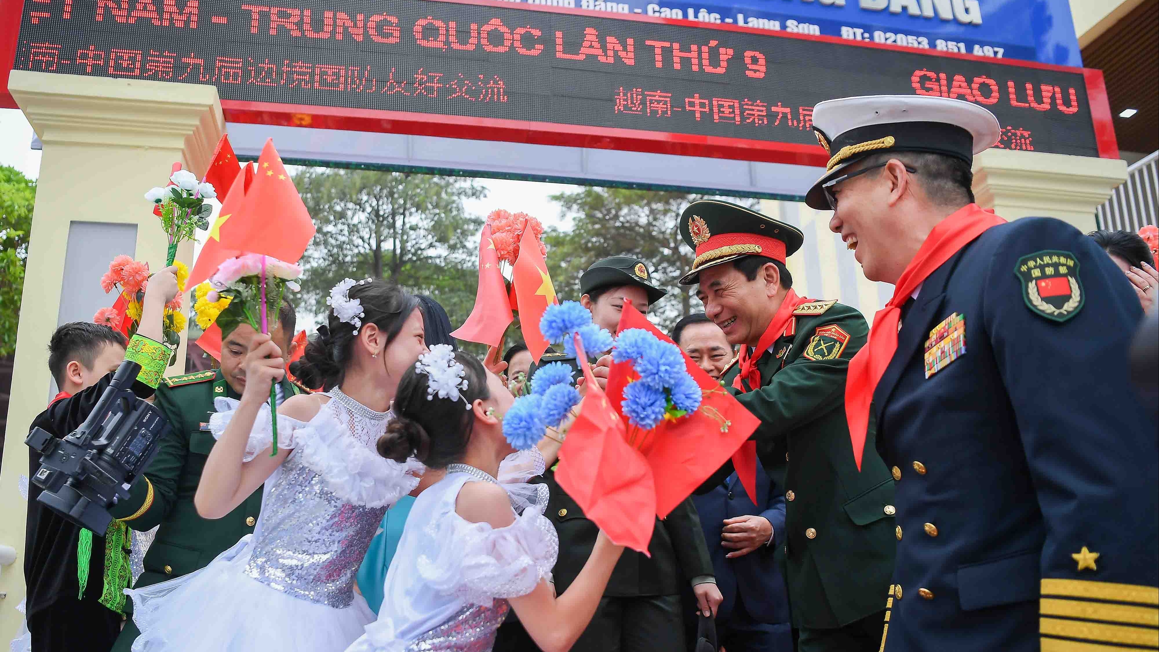 Tình cảm đặc biệt của thầy và trò trường Tiểu học Đồng Đăng dành cho hai Bộ trưởng Quốc phòng Việt Nam và Trung Quốc