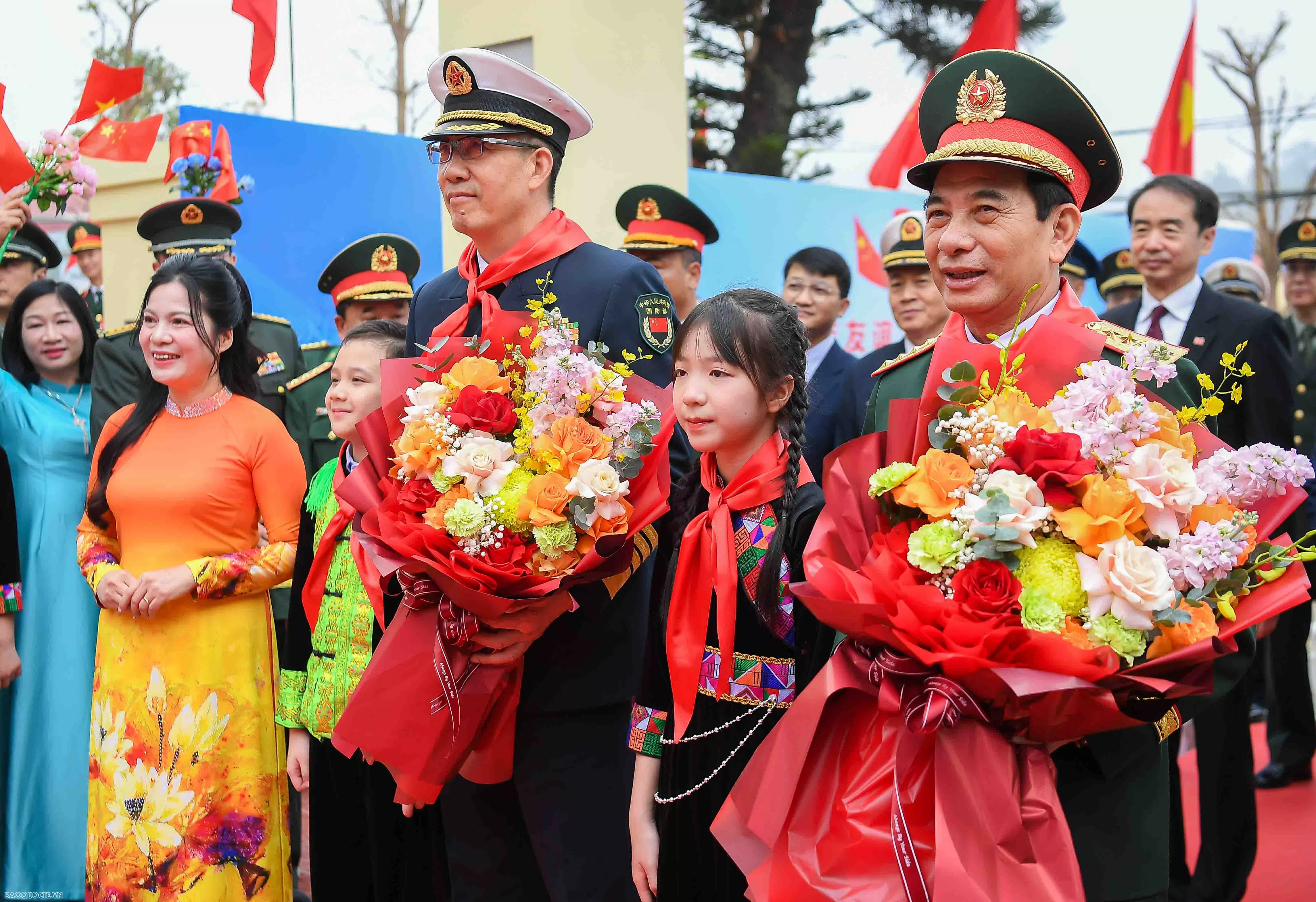 Tình cảm đặc biệt của thầy và trò trường Tiểu học Đồng Đăng dành cho hai Bộ trưởng Quốc phòng Việt Nam và Trung Quốc