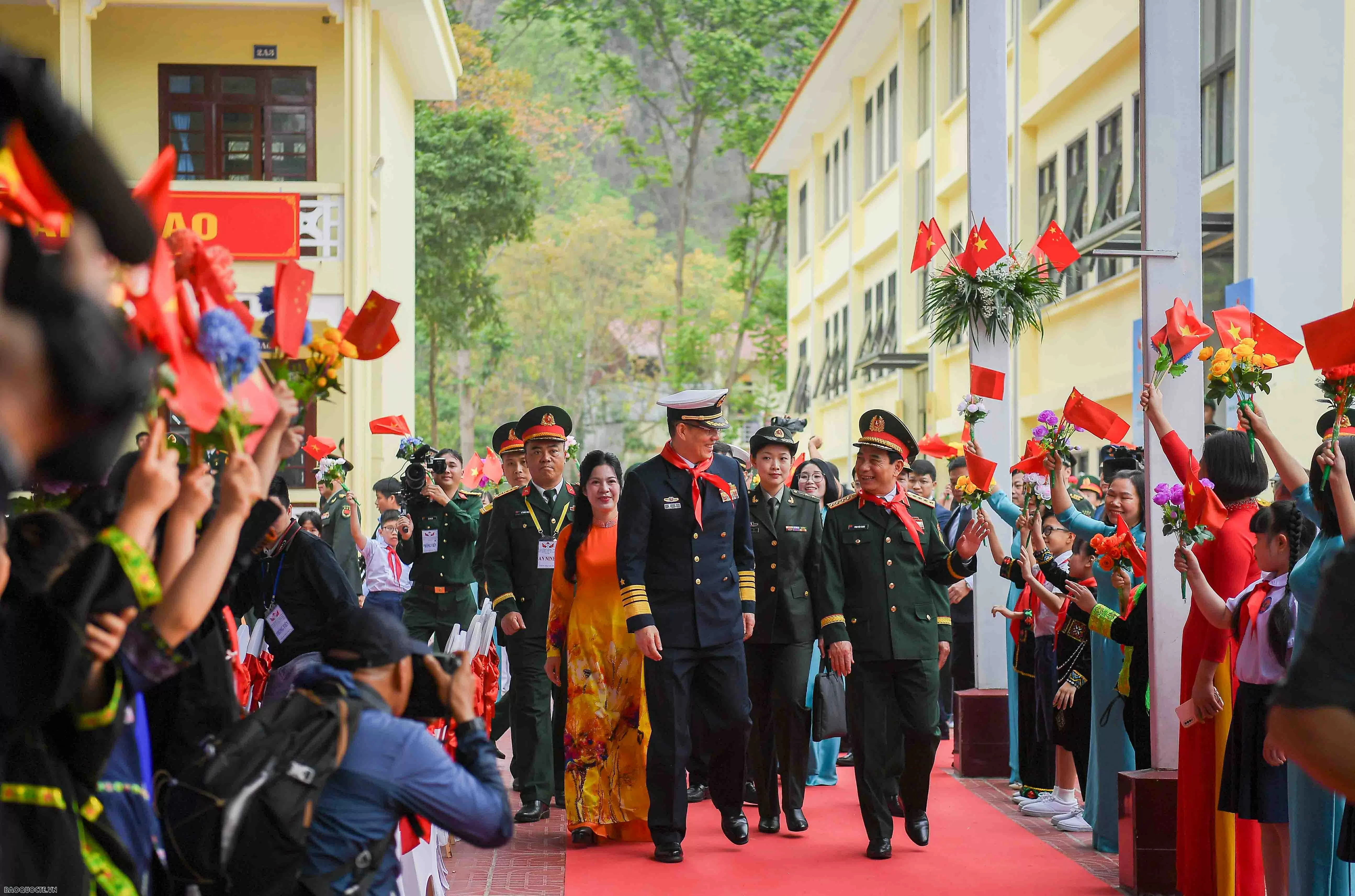 Tình cảm đặc biệt của thầy và trò trường Tiểu học Đồng Đăng dành cho hai Bộ trưởng Quốc phòng Việt Nam và Trung Quốc