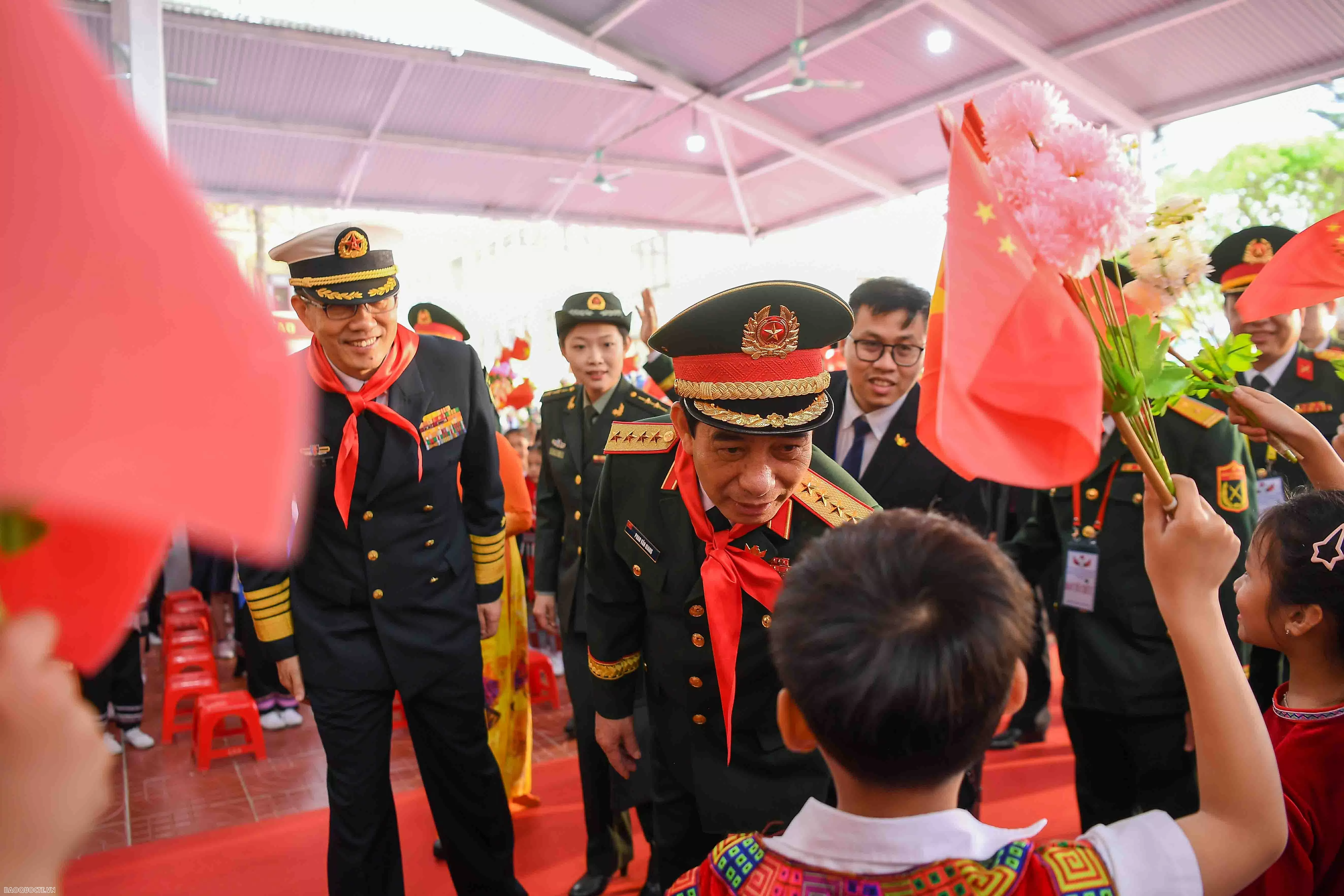 Tình cảm đặc biệt của thầy và trò trường Tiểu học Đồng Đăng dành cho hai Bộ trưởng Quốc phòng Việt Nam và Trung Quốc