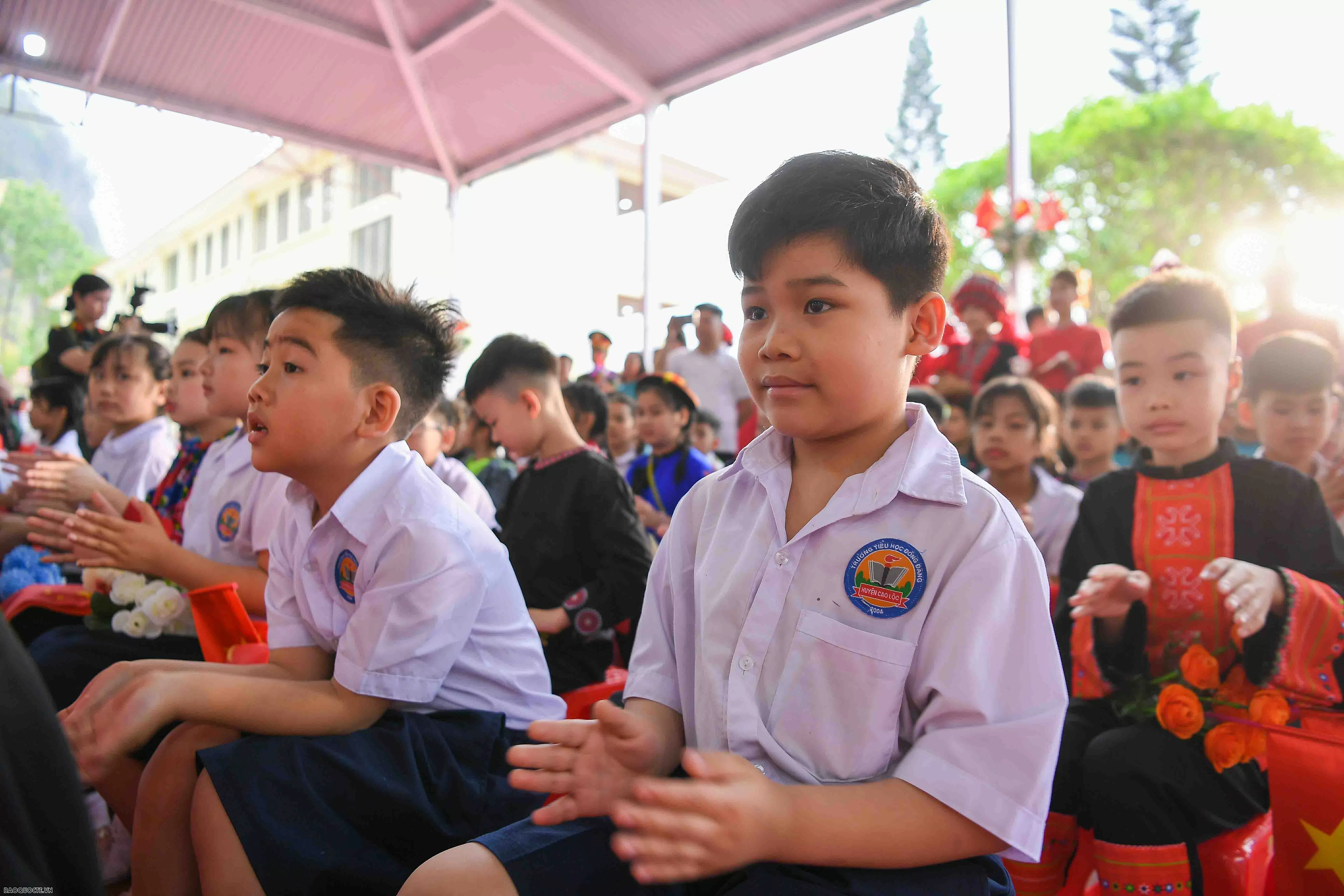 Tình cảm đặc biệt của thầy và trò trường Tiểu học Đồng Đăng dành cho hai Bộ trưởng Quốc phòng Việt Nam và Trung Quốc