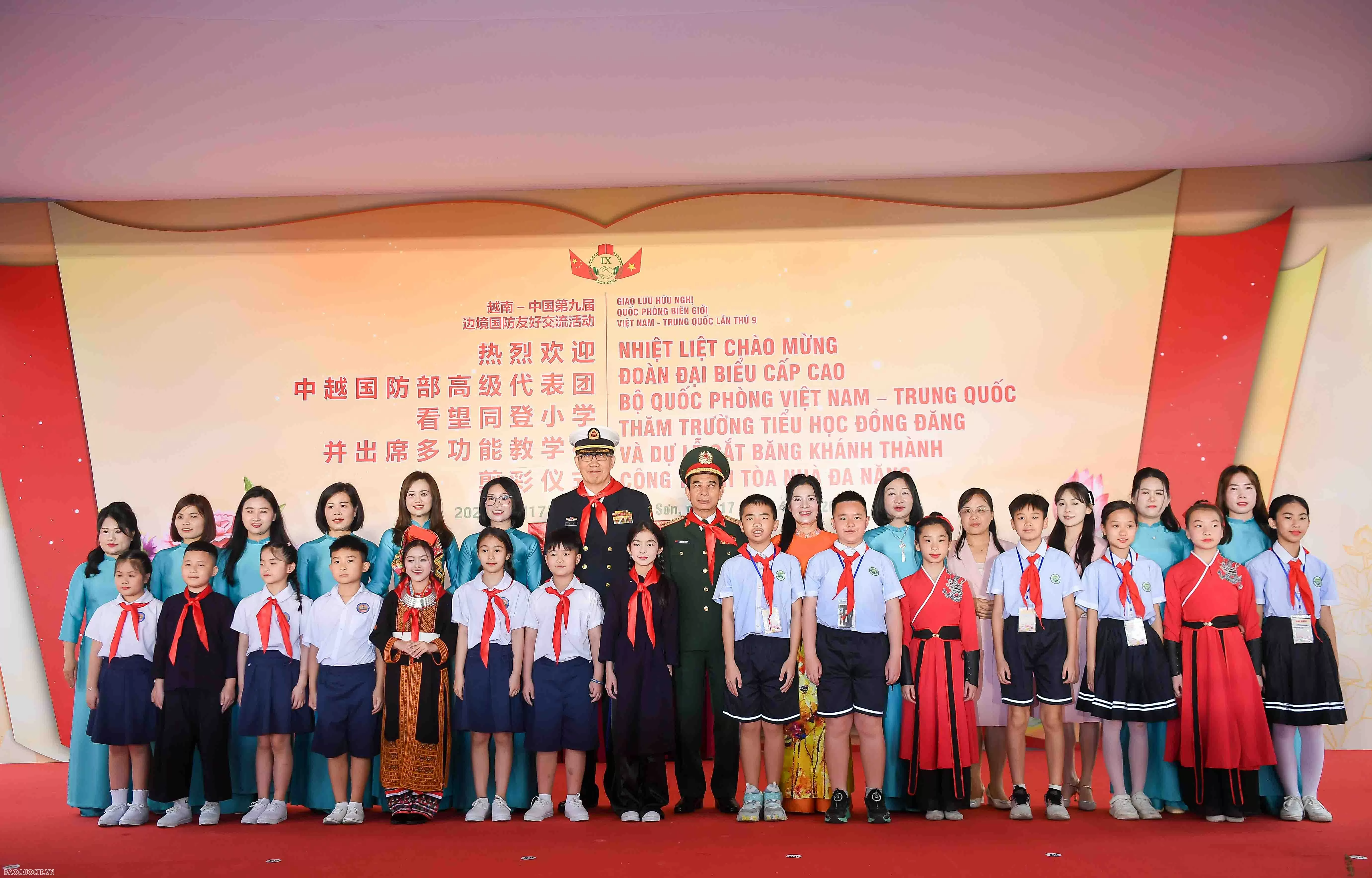 Tình cảm đặc biệt của thầy và trò trường Tiểu học Đồng Đăng dành cho hai Bộ trưởng Quốc phòng Việt Nam và Trung Quốc