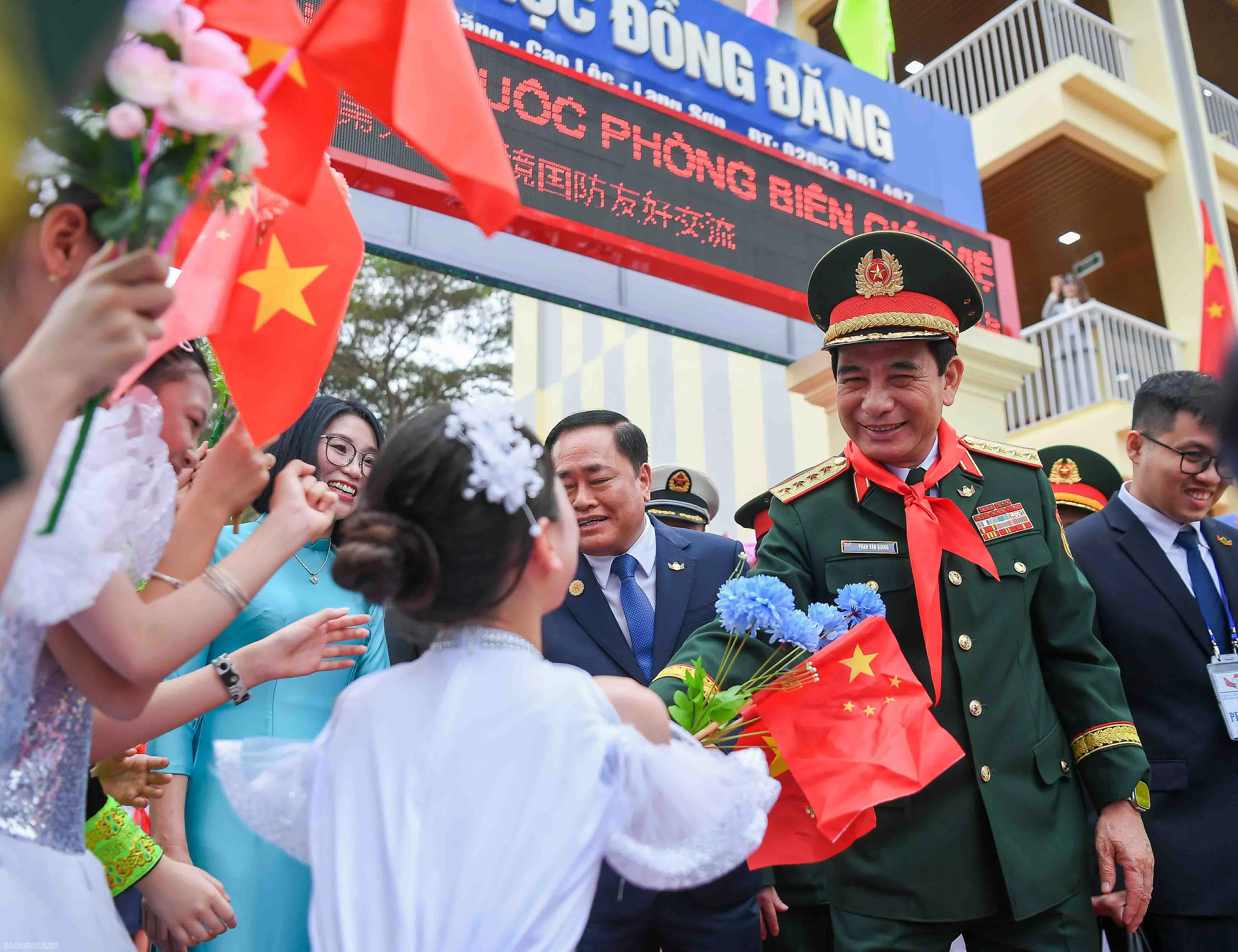 Tình cảm đặc biệt của thầy và trò trường Tiểu học Đồng Đăng dành cho hai Bộ trưởng Quốc phòng Việt Nam và Trung Quốc