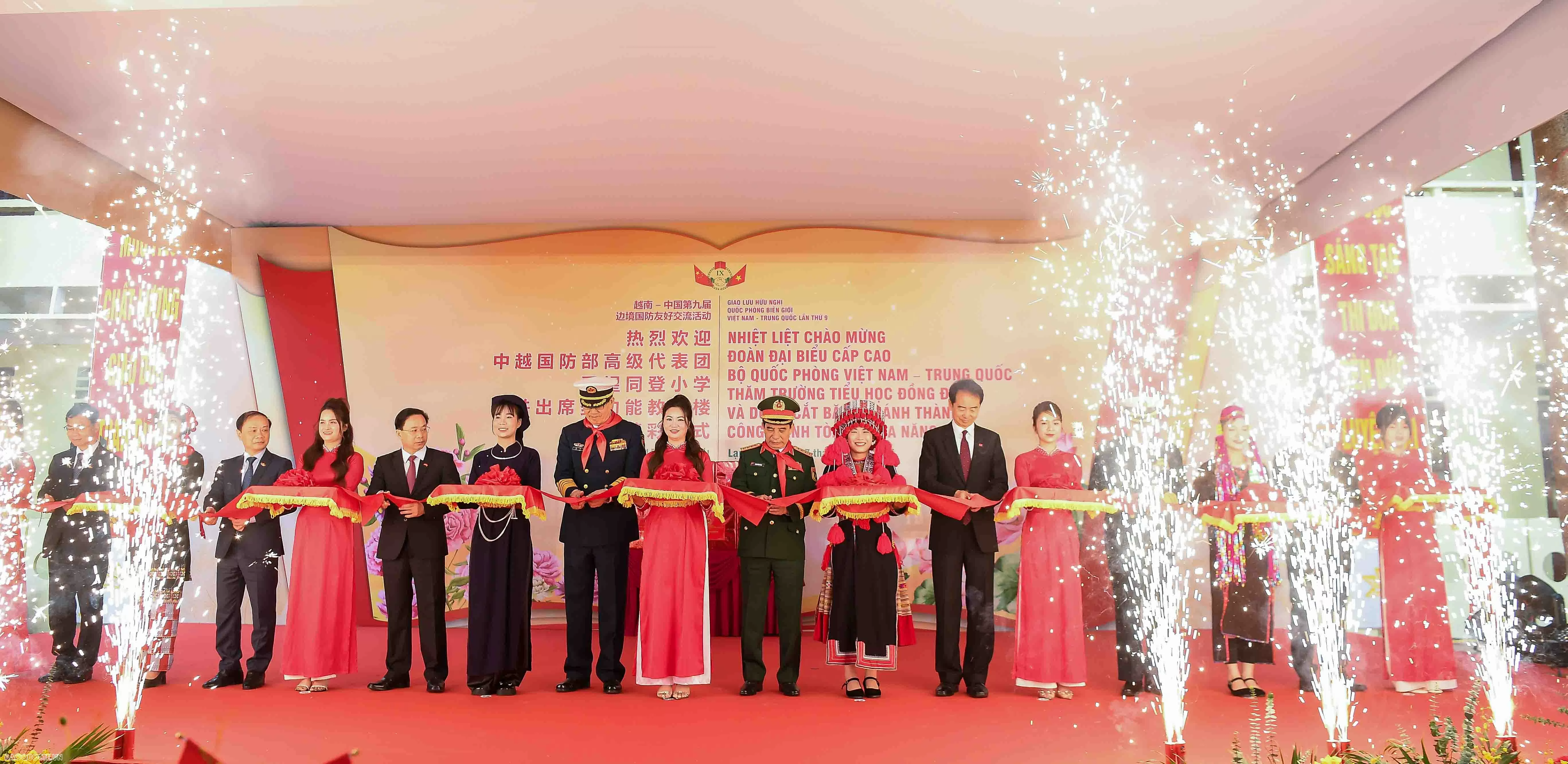 Tình cảm đặc biệt của thầy và trò trường Tiểu học Đồng Đăng dành cho hai Bộ trưởng Quốc phòng Việt Nam và Trung Quốc