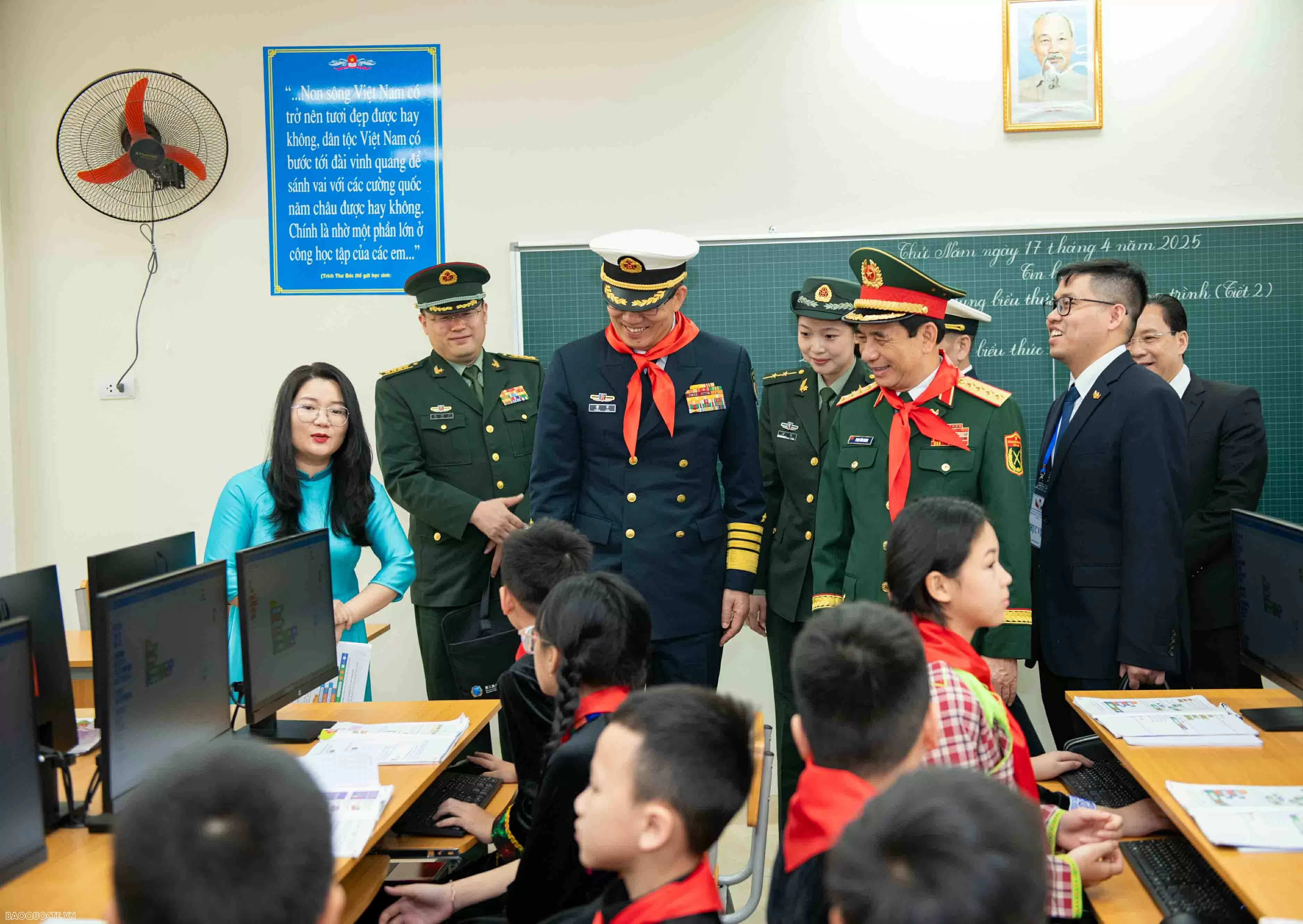 Tình cảm đặc biệt của thầy và trò trường Tiểu học Đồng Đăng dành cho hai Bộ trưởng Quốc phòng Việt Nam và Trung Quốc