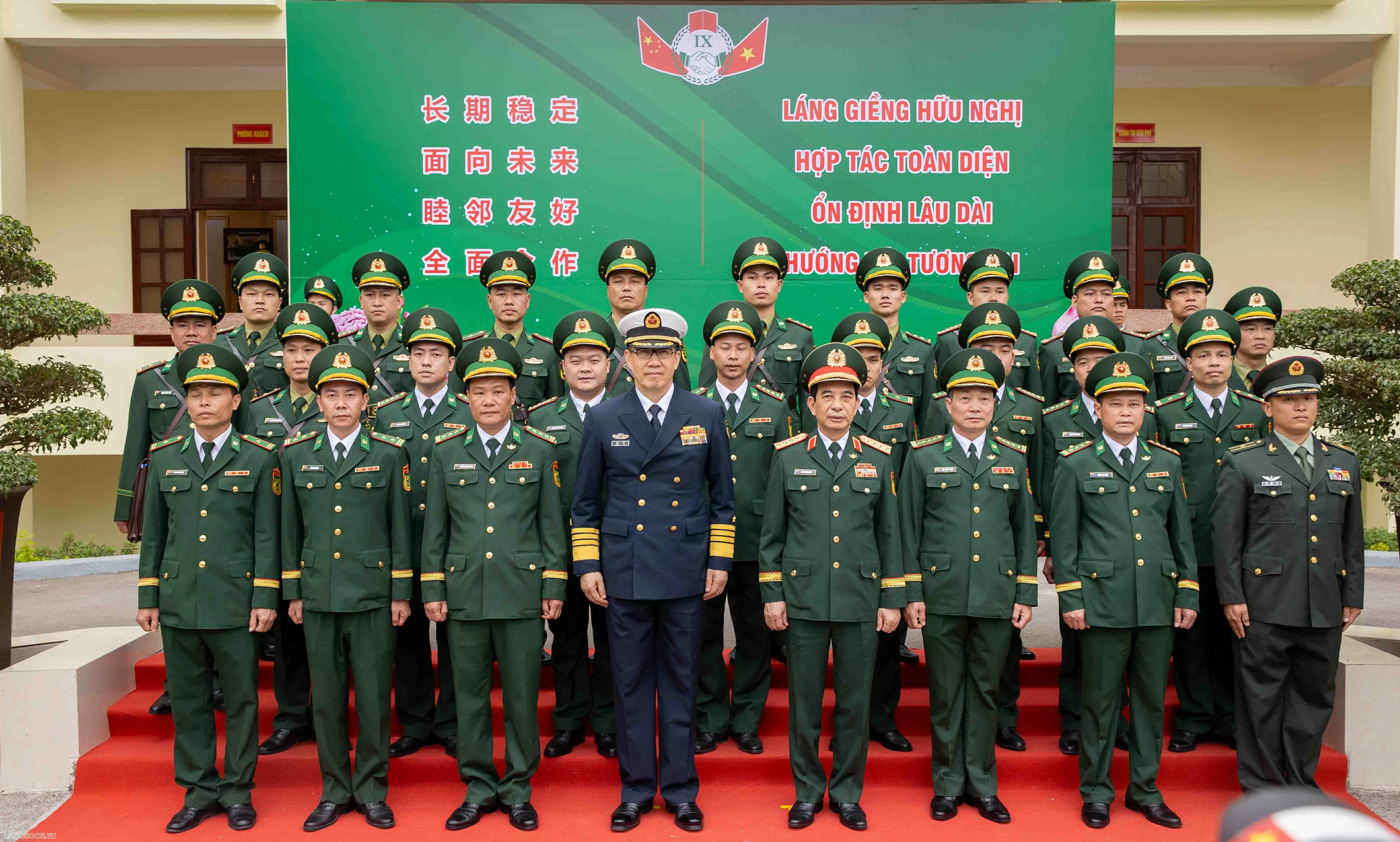 Đại tướng Phan Văn Giang và Thượng tướng Đổng Quân cổ vũ giao hữu bóng chuyền hơi bộ đội biên phòng Việt Nam-Trung Quốc