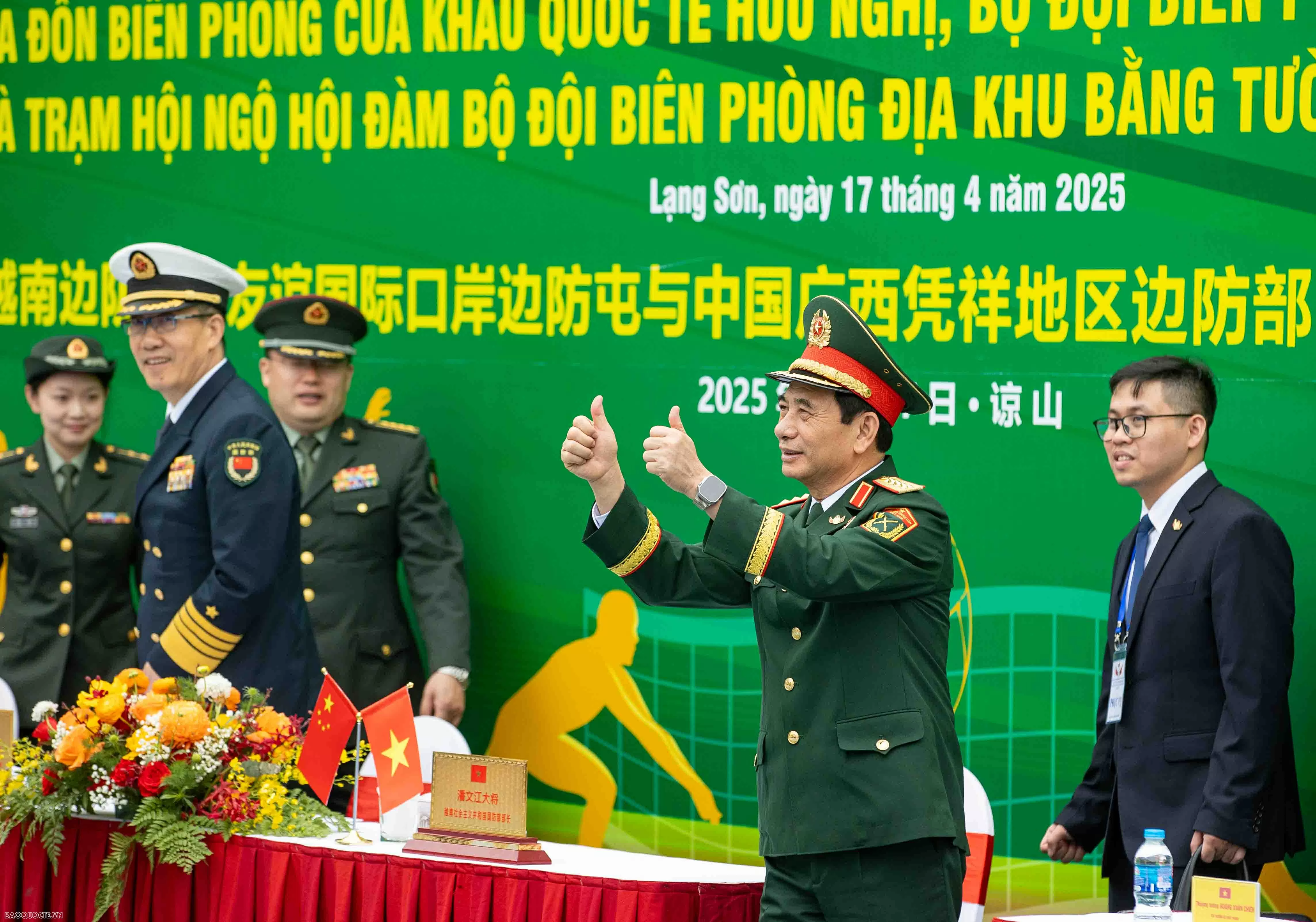 Đại tướng Phan Văn Giang và Thượng tướng Đổng Quân cổ vũ giao hữu bóng chuyền hơi bộ đội biên phòng Việt Nam-Trung Quốc