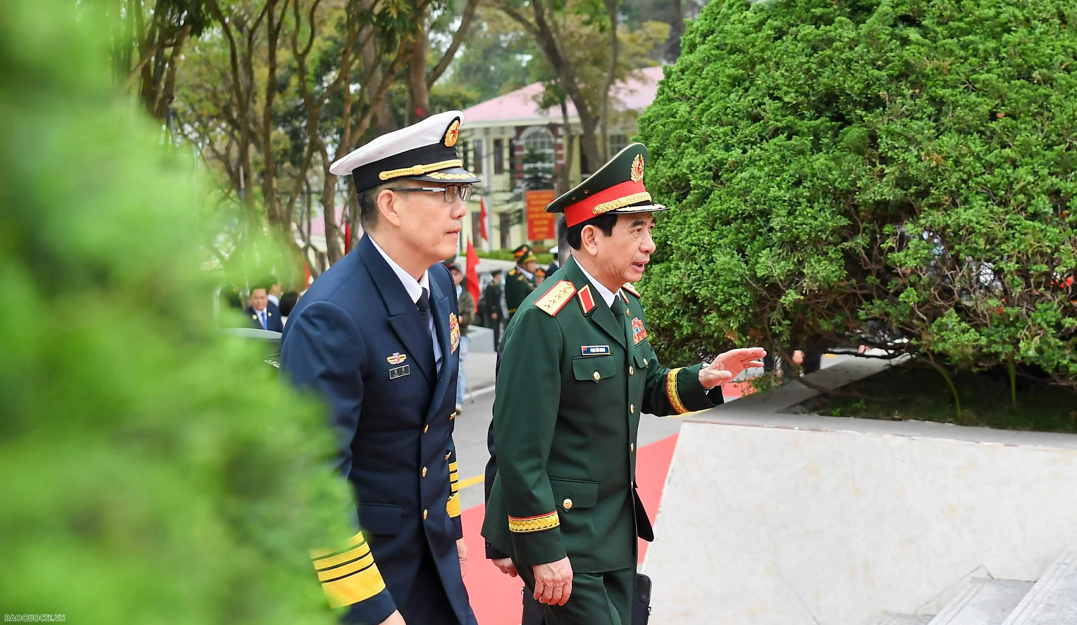 Đại tướng Phan Văn Giang và Thượng tướng Đổng Quân cổ vũ giao hữu bóng chuyền hơi bộ đội biên phòng Việt Nam-Trung Quốc