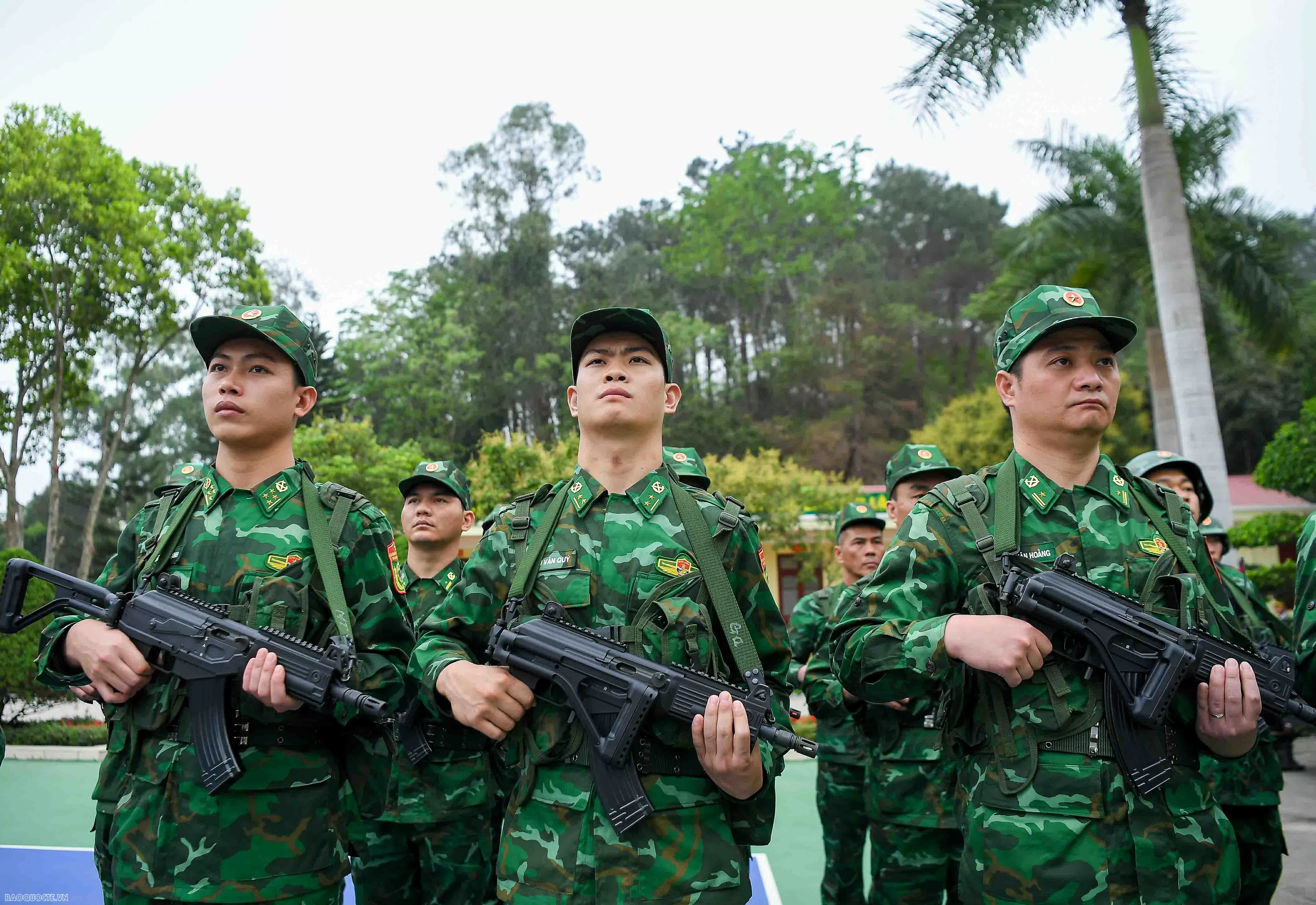 Đại tướng Phan Văn Giang và Thượng tướng Đổng Quân cổ vũ giao hữu bóng chuyền hơi bộ đội biên phòng Việt Nam-Trung Quốc