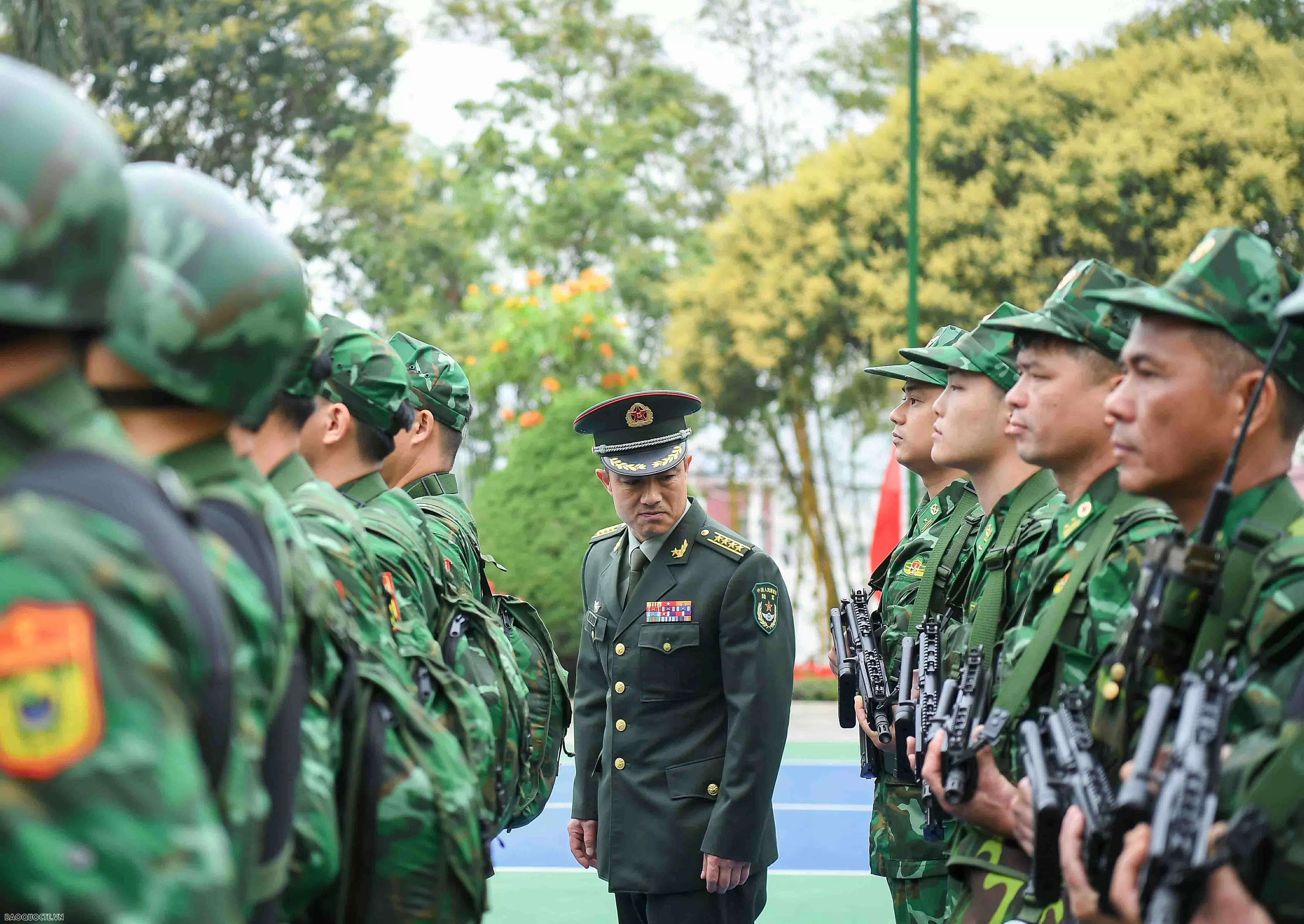 Cùng với đó, hai đơn vị duy trì đều đặn cơ chế hội đàm định kỳ hàng quý, tổ chức tuần tra song phương biên giới và thực hiện tốt công tác trao đổi thông tin, tình hình có liên quan thông qua gửi thư, điện thoại đường dây nóng và trao đổi trực tiếp trên biên giới; phối hợp đấu tranh phòng, chống tội phạm, xuất nhập cảnh trái phép, buôn lậu, giữ vững an ninh trật tự khu vực biên giới hai nước. Đặc biệt, trong giai đoạn từ đầu năm 2020 đến giữa năm 2023, hai đơn vị đã kề vai sát cánh, chung tay giúp đỡ, hỗ trợ lẫn nhau trong công tác phòng chống đại dịch Covid-19.
