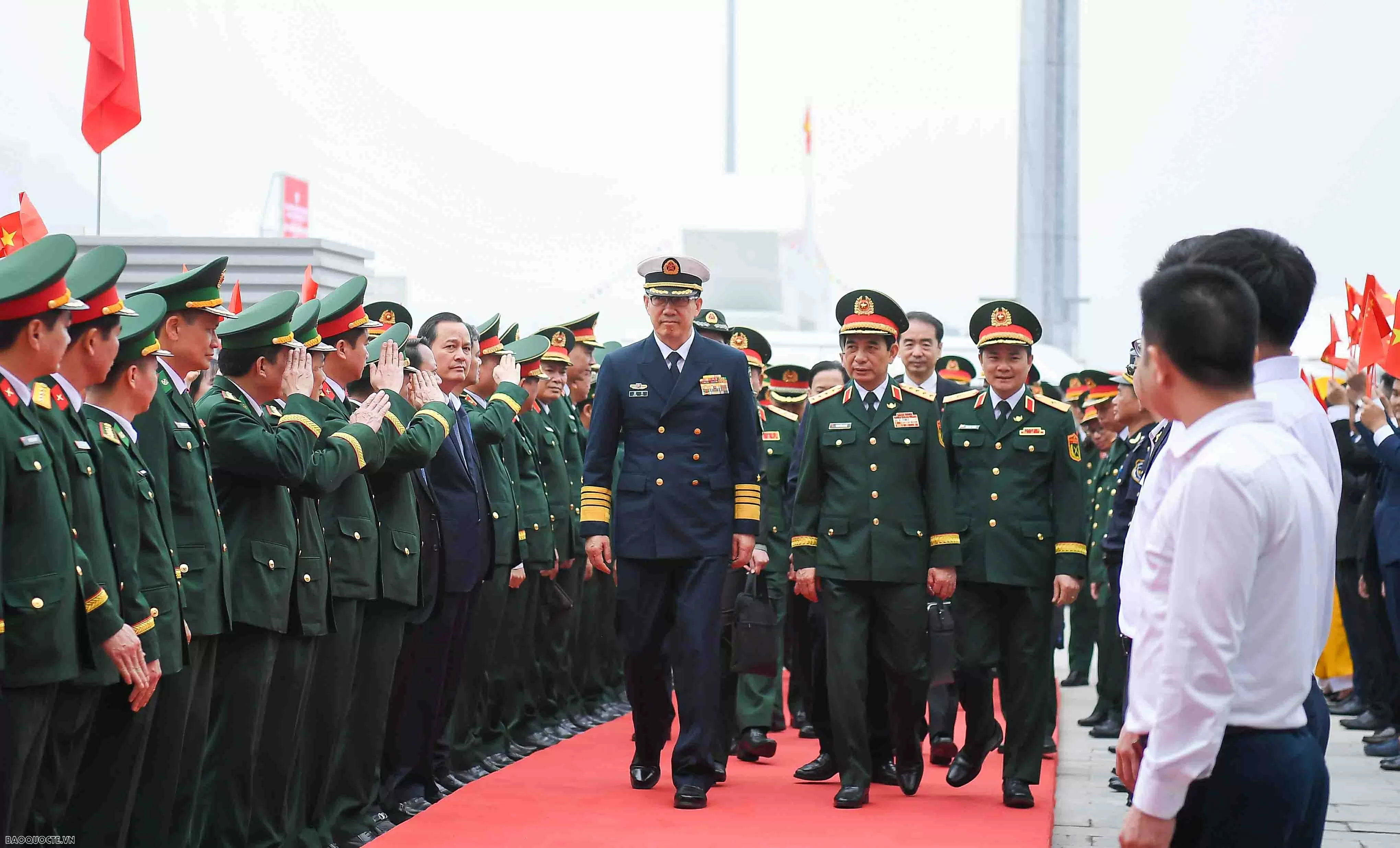 Đại tướng Phan Văn Giang và Thượng tướng Đổng Quân cổ vũ giao hữu bóng chuyền hơi bộ đội biên phòng Việt Nam-Trung Quốc