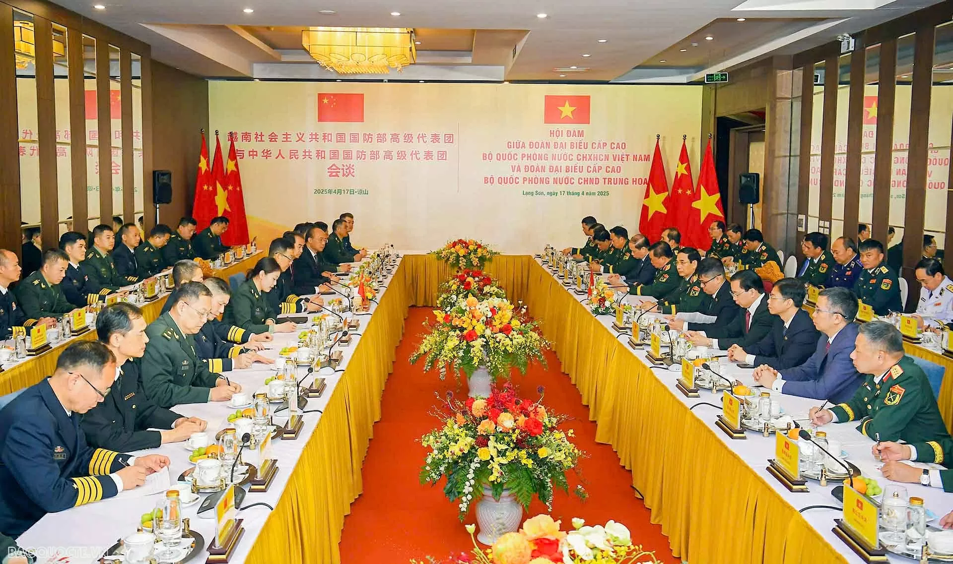 Bộ trưởng Phan Văn Giang mời Bộ trưởng Đổng Quân dự 50 năm ngày Việt Nam giải phóng đất nước