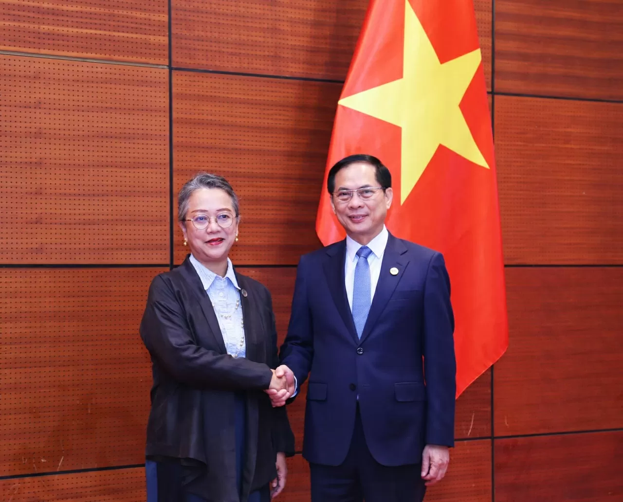Phó Thủ tướng, Bộ trưởng Ngoại giao Bùi Thanh Sơn chào đón Phó Tổng Thư ký Liên hợp quốc kiêm Thư ký điều hành ESCAP Armida Salsiah Alisjahbana. (Ảnh: Thành Long)