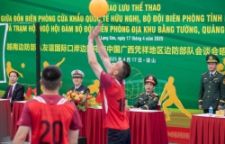 Đại tướng Phan Văn Giang và Thượng tướng Đổng Quân cổ vũ giao hữu bóng chuyền hơi bộ đội biên phòng Việt Nam-Trung Quốc