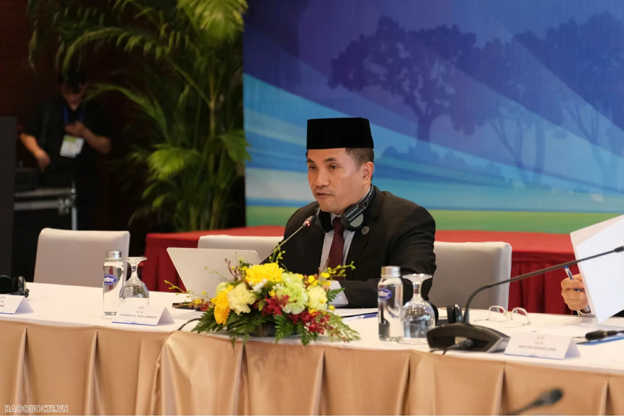 Ngài Leonardo A.A. Teguh Sambodo, Thứ trưởng Bộ Kế hoạch Phát triển quốc gia Indonesia phát biểu khai mạc phiên thảo luận (Ảnh: Bích Quyên). Ngài Leonardo A.A. Teguh Sambodo, Thứ trưởng Bộ Kế hoạch Phát triển quốc gia Indonesia phát biểu khai mạc phiên thảo luận (Ảnh: Bích Quyên).