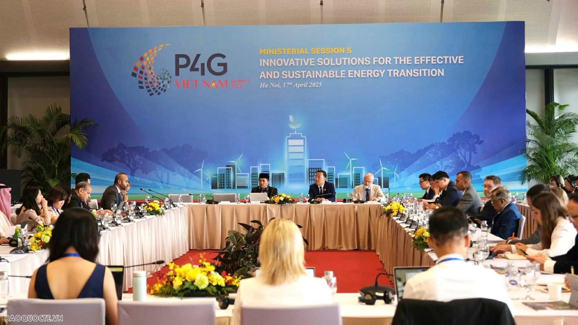 Toàn cảnh phiên thảo luận “Các giải pháp đổi mới sáng tạo trong chuyển đổi năng lượng hiệu quả và bền vững”. (Ảnh: Bích Quyên)