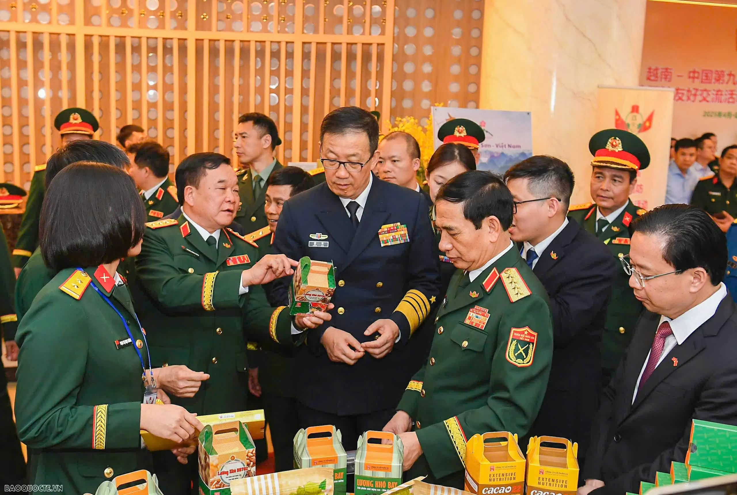 Bộ trưởng Phan Văn Giang mời Bộ trưởng Đổng Quân dự 50 năm ngày Việt Nam giải phóng đất nước