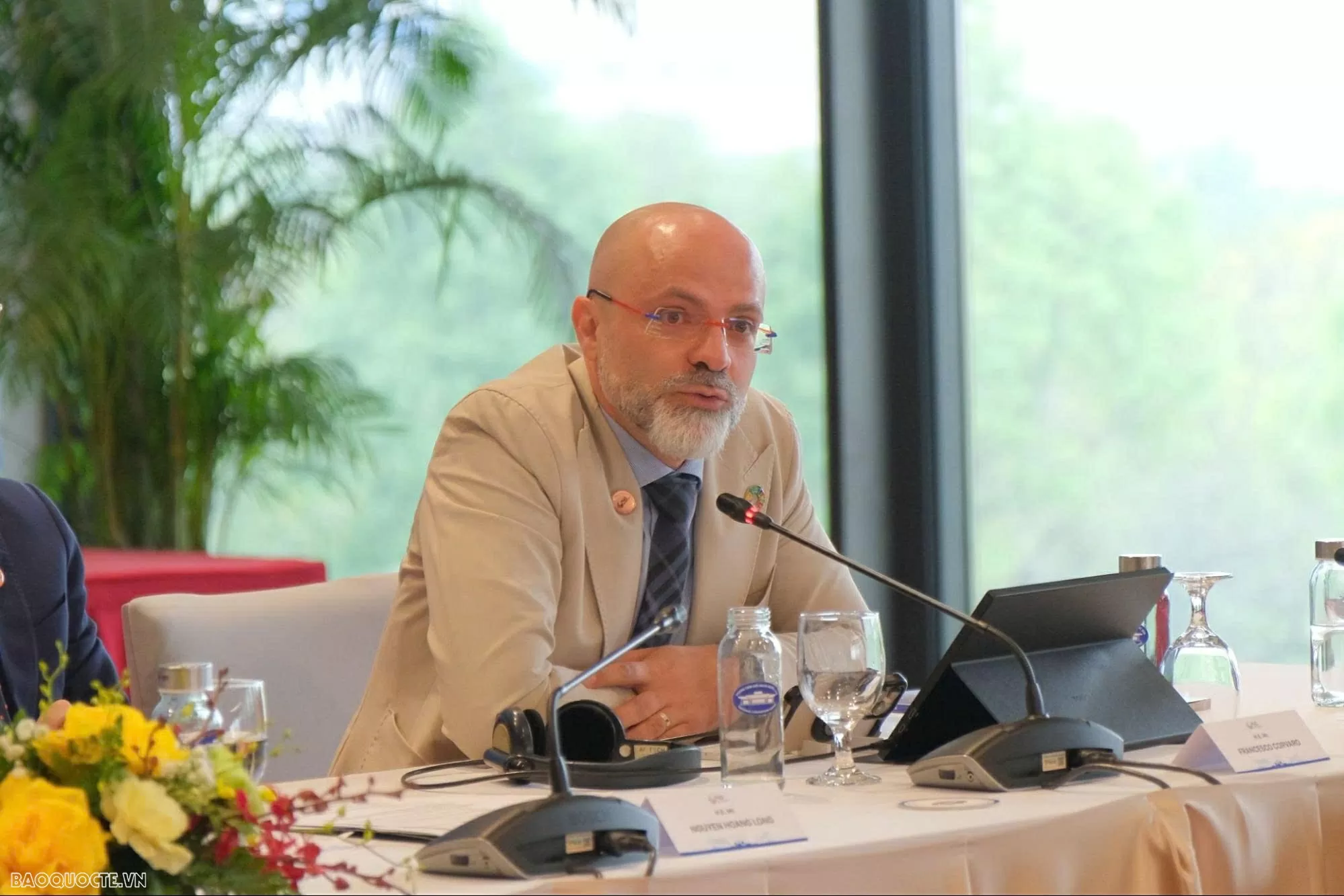 Đặc phái viên đặc biệt về Biến đổi khí hậu của Italy Francesco Corvaro chia sẻ Italy đang tích cực đổi mới hệ thống năng lượng nhằm thúc đẩy quá trình chuyển đổi năng lượng hiệu quả (Ảnh: Bích Quyên) 