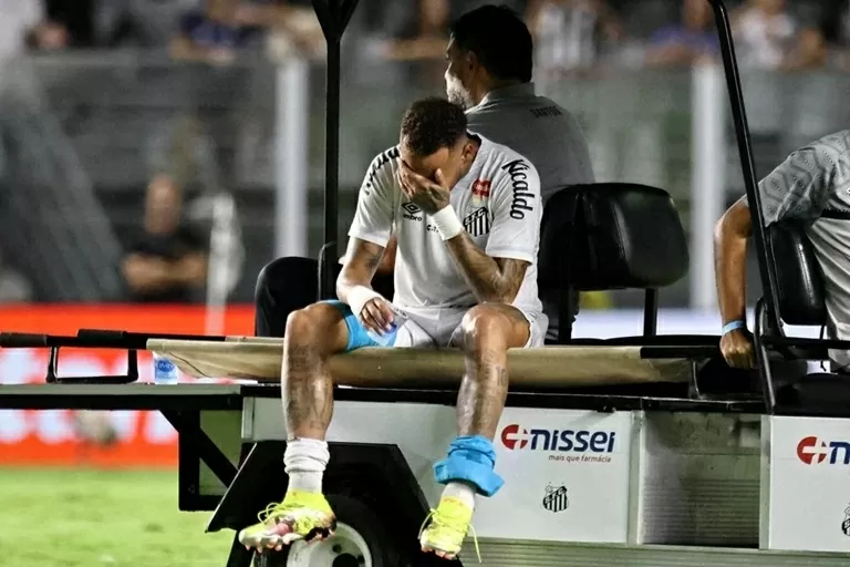 Vận đen đeo bám, Neymar bật khóc rời sân Vận đen đeo bám, Neymar bật khóc rời sân